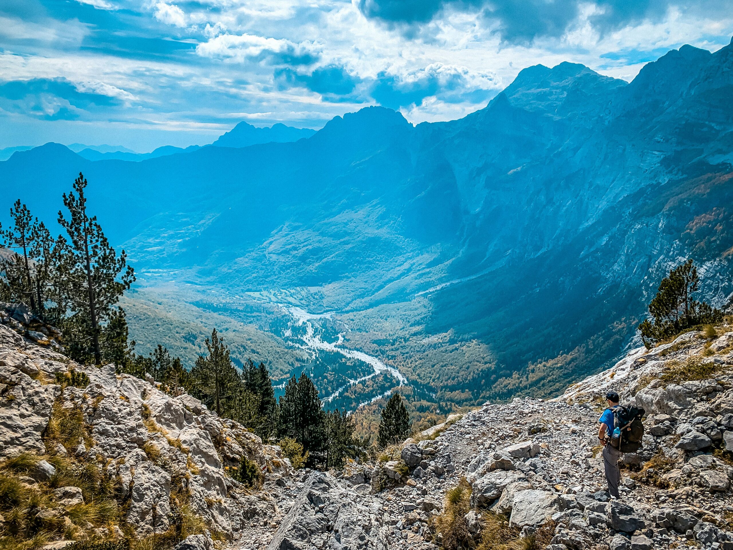 Vallée de Valbona dans les Alpes albanaises — paysage alpin sauvage en été