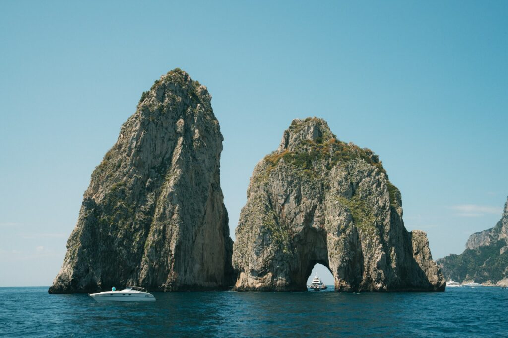 Vue de Capri depuis la mer avec la Grotte Bleue et la marina de l'île