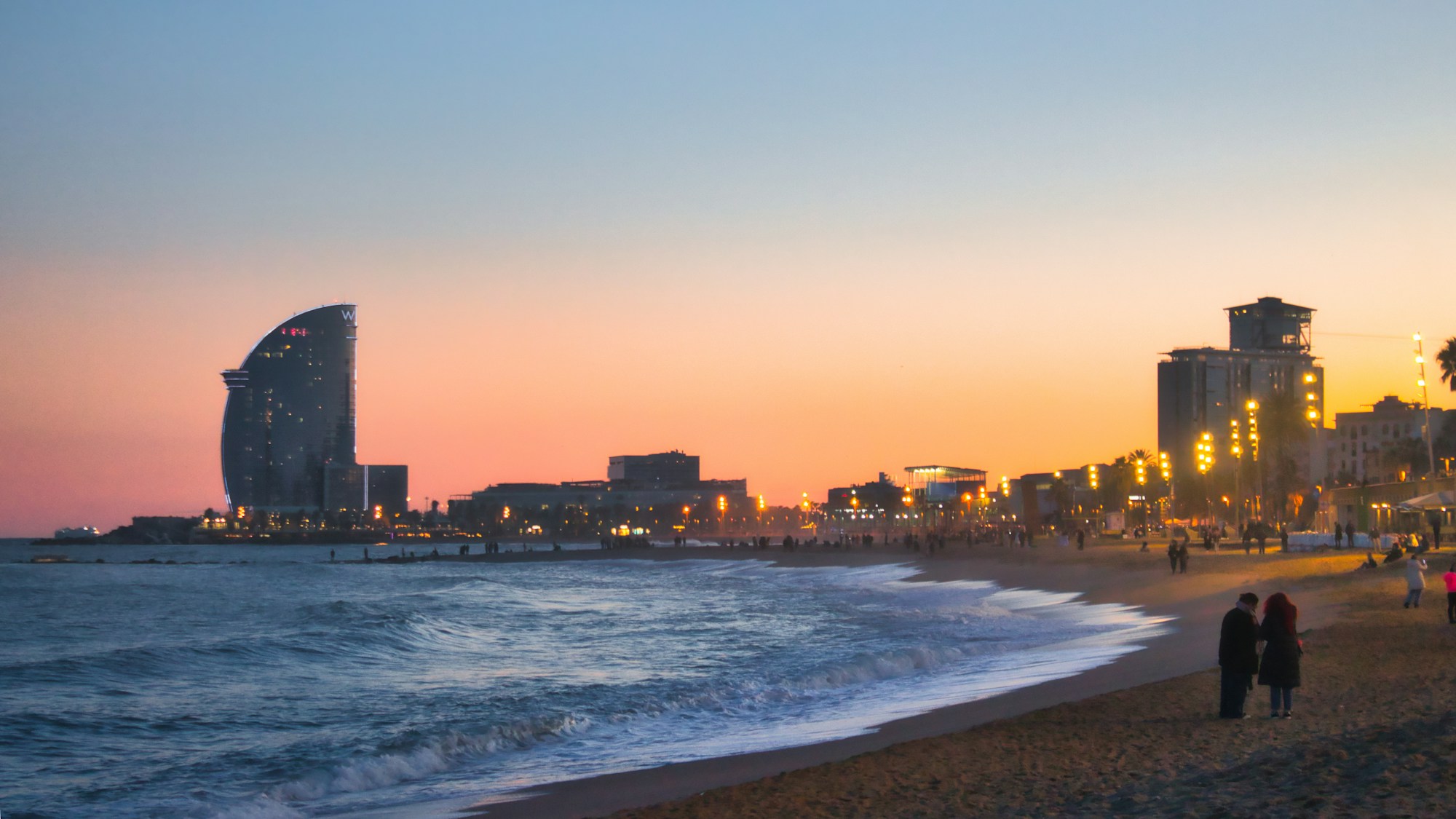 La promenade côtière de Castelldefels avec vue sur la Méditerranée, proche de Barcelone