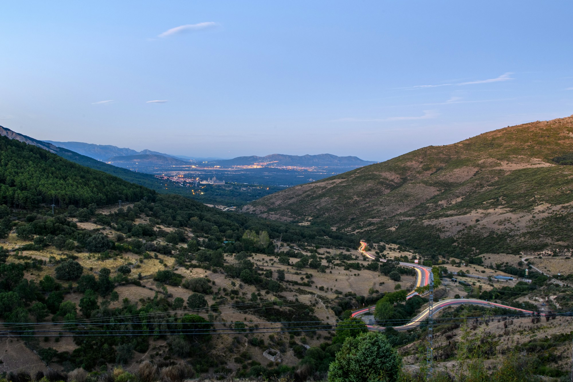Route de montagne catalane avec paysage vallonné en arrière-plan, Baix Llobregat