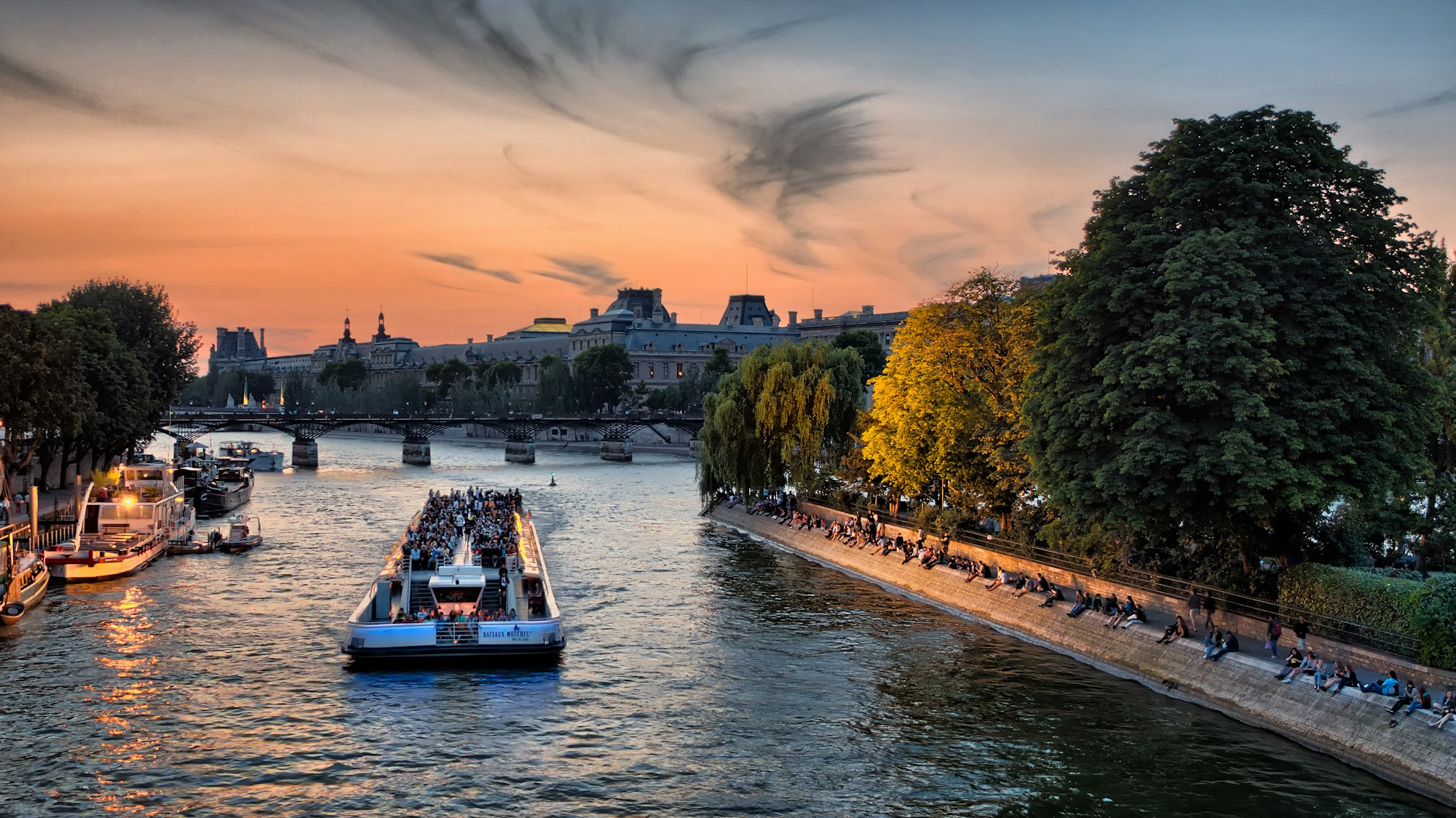 Péniche festive sur la Seine à Paris pour la Coupe du Monde 2026, fan zone Coca-Cola Quai de la Photo
