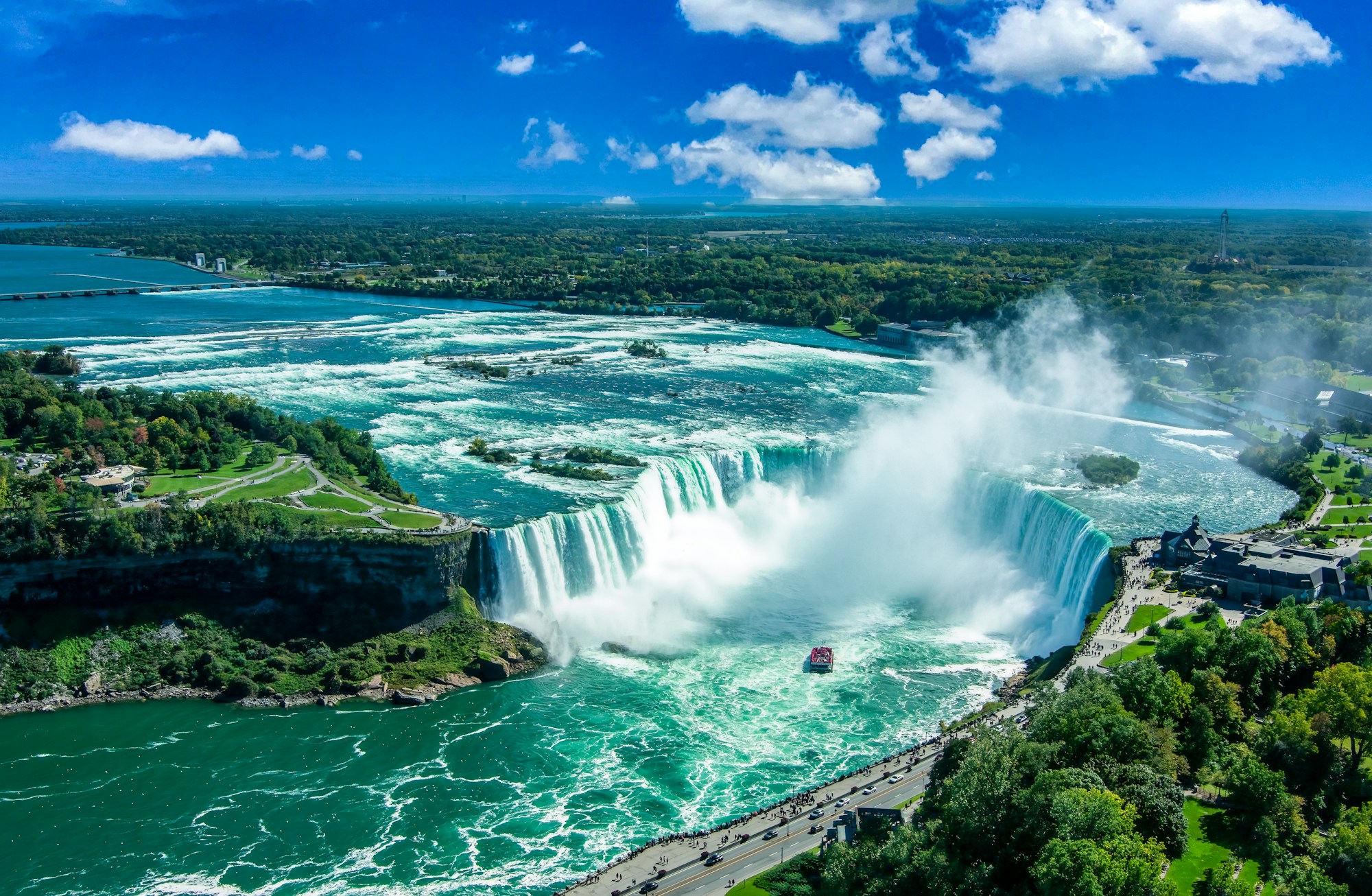 Les chutes du Niagara côté canadien vues depuis la tour Skylon en Ontario