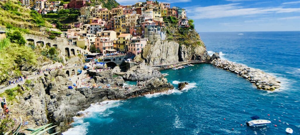 Croisière chill coucher du soleil Cinque Terre depuis Monterosso — goélands et facades colorées