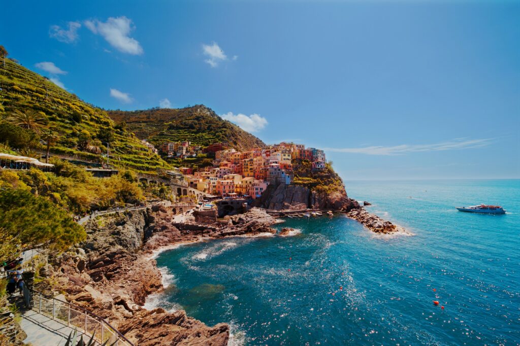 Villages colorés des Cinque Terre accrochés aux falaises de la Riviera ligure