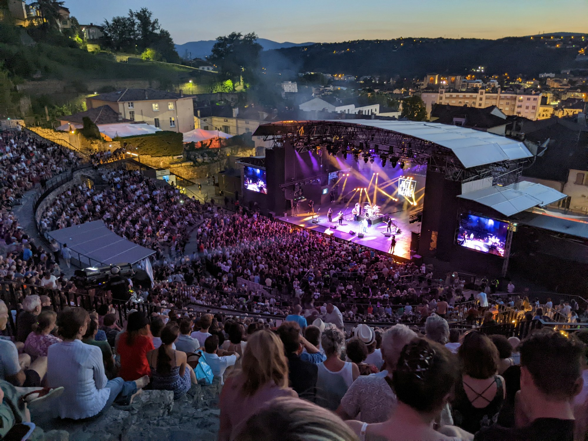 Carrière de pierre en Provence la nuit, espace de spectacle sous les étoiles