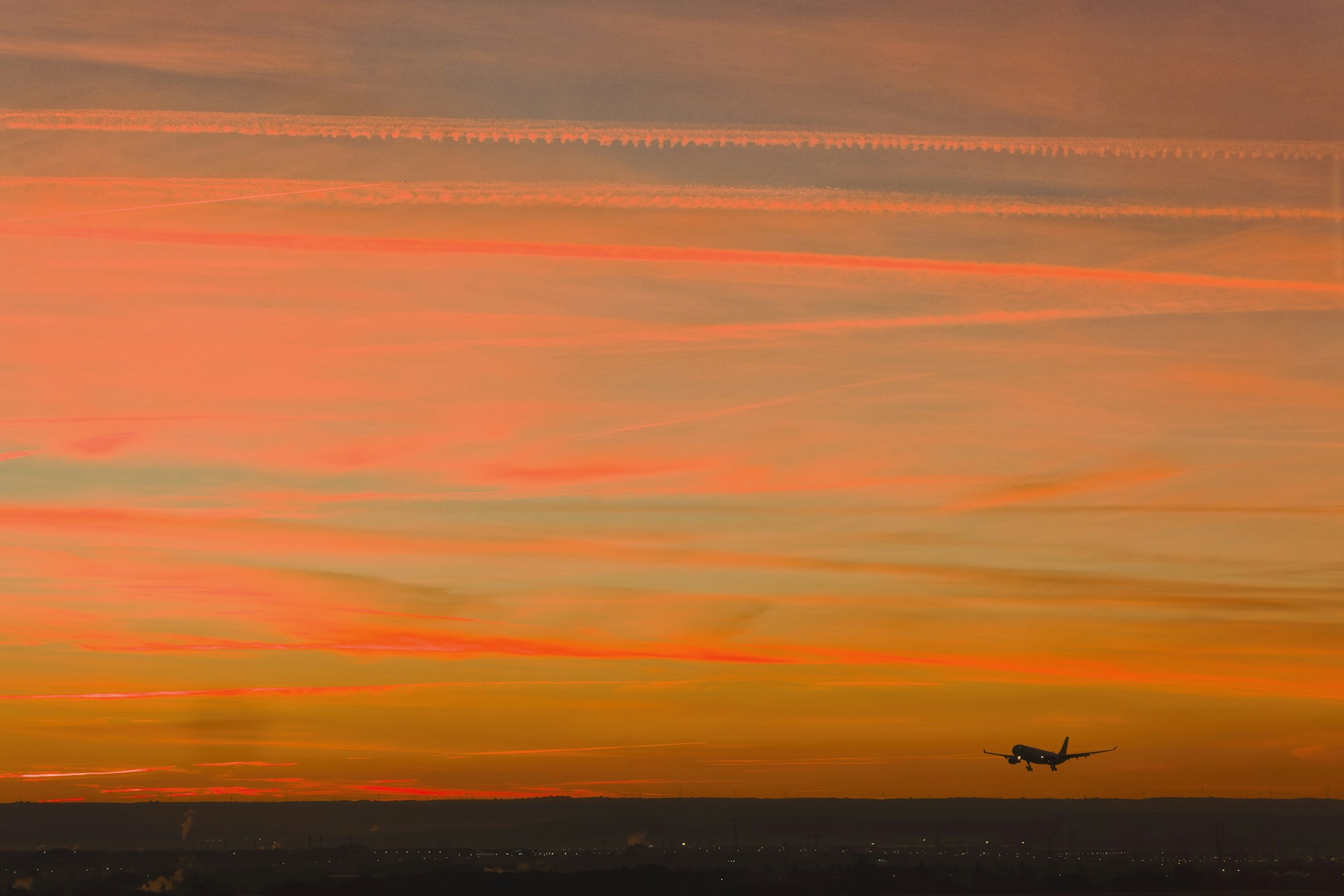 Avion Atlantic Airways décollant pour les Îles Féroé au coucher du soleil