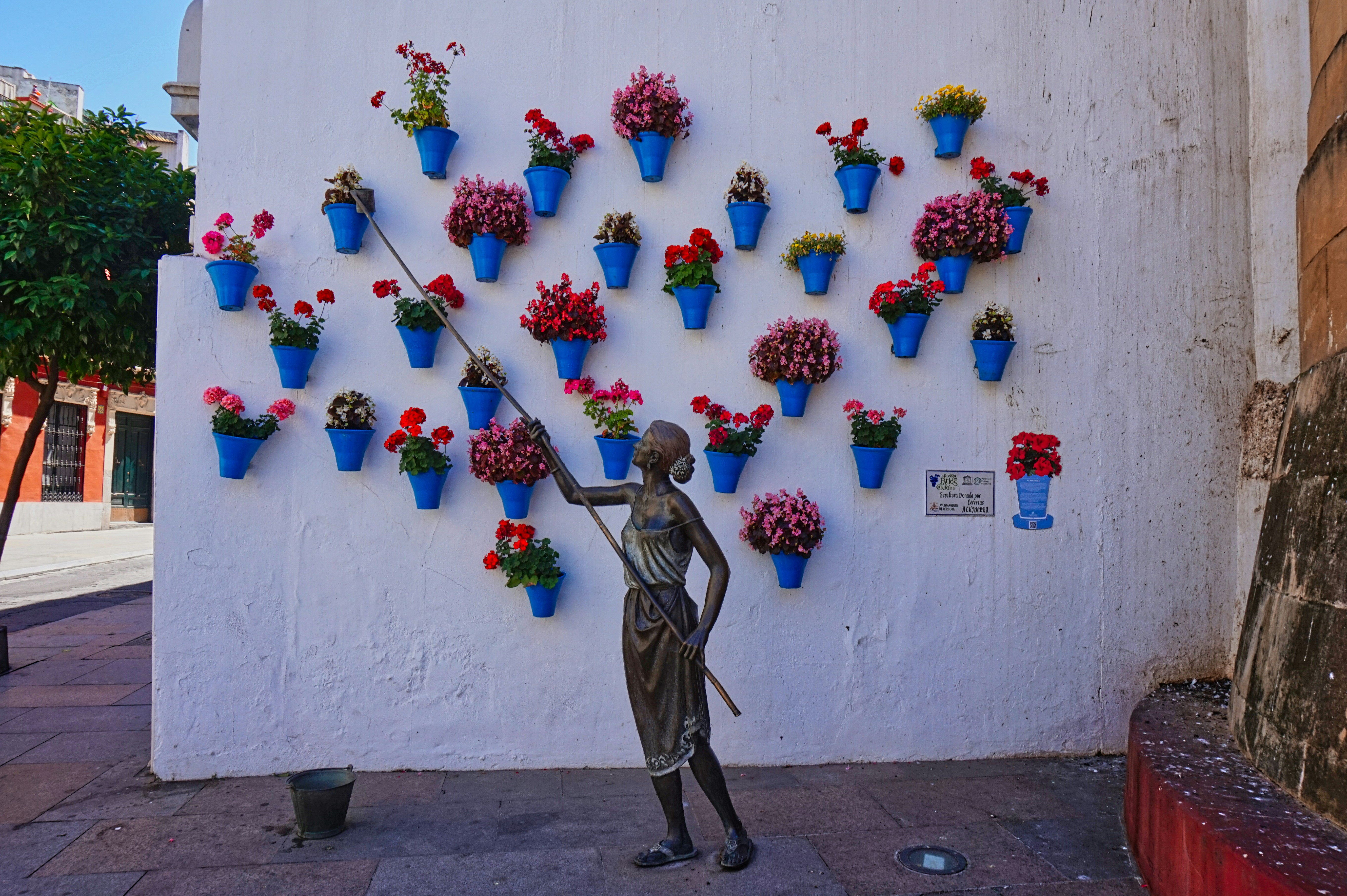 Tradition andalouse — arrosage des plantes dans les patios de Córdoba