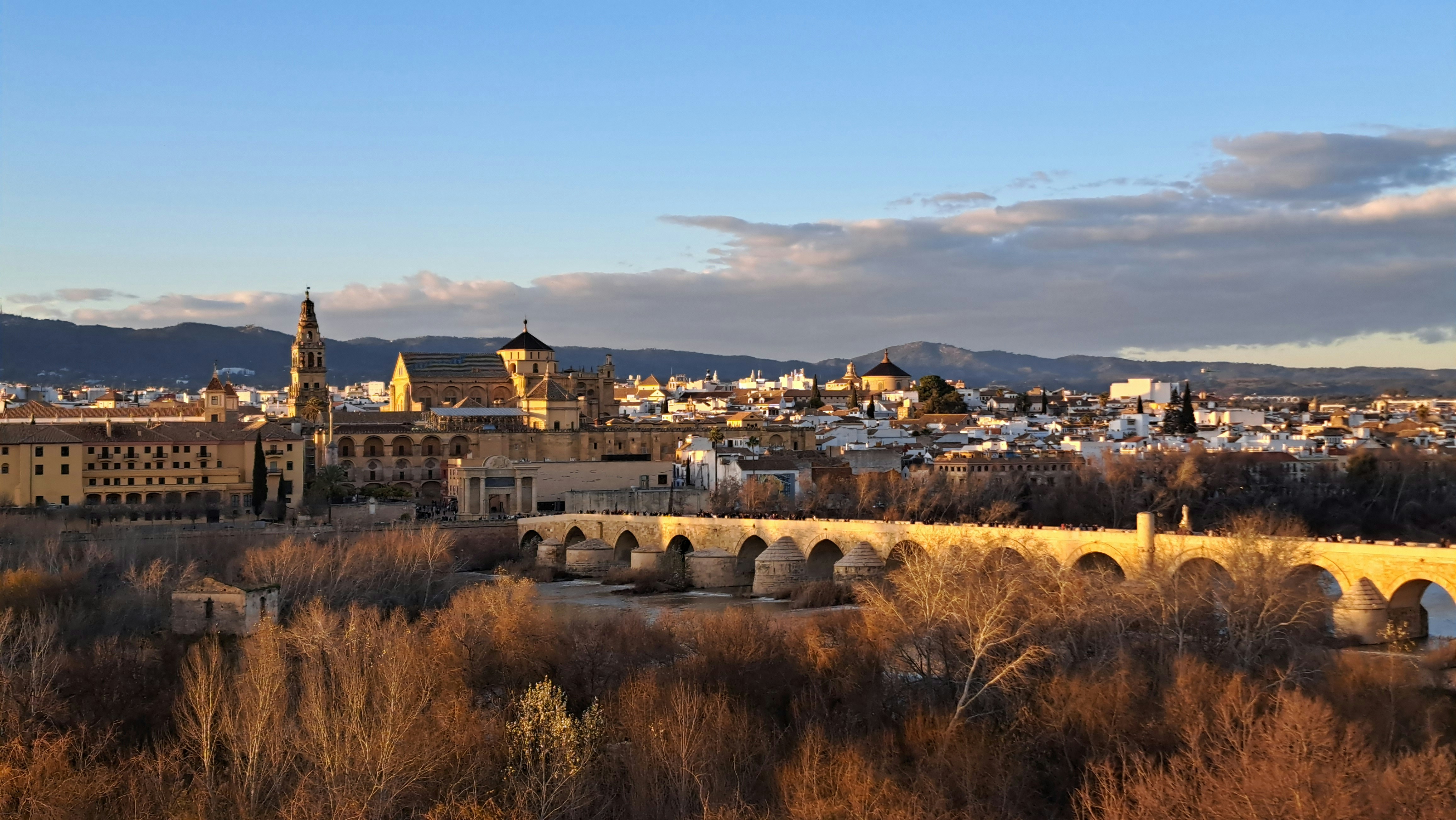 Mezquita-Cathédrale de Córdoba et le pont romain, vue depuis le Guadalquivir