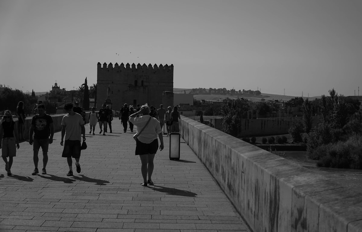 El Puente Romano de Córdoba con visitantes paseando, visita obligatoria en un itinerario de 2 días