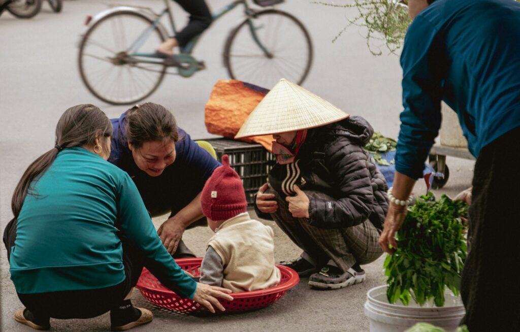 Cours de cuisine traditionnelle à Hanoï — préparation du phở au marché Dong Xuan