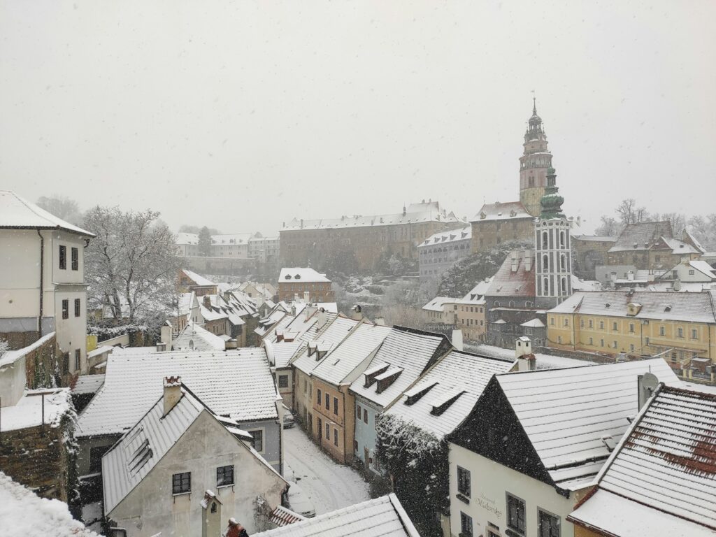 Vue de la vieille ville de Cracovie enneigee en hiver — excursions depuis Cracovie