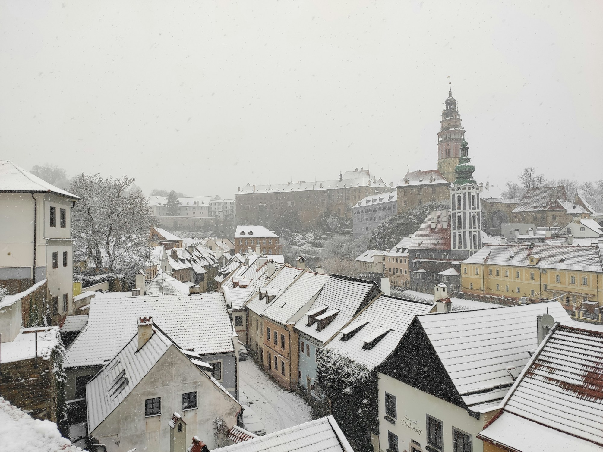 Vue de la vieille ville de Cracovie enneigée en hiver