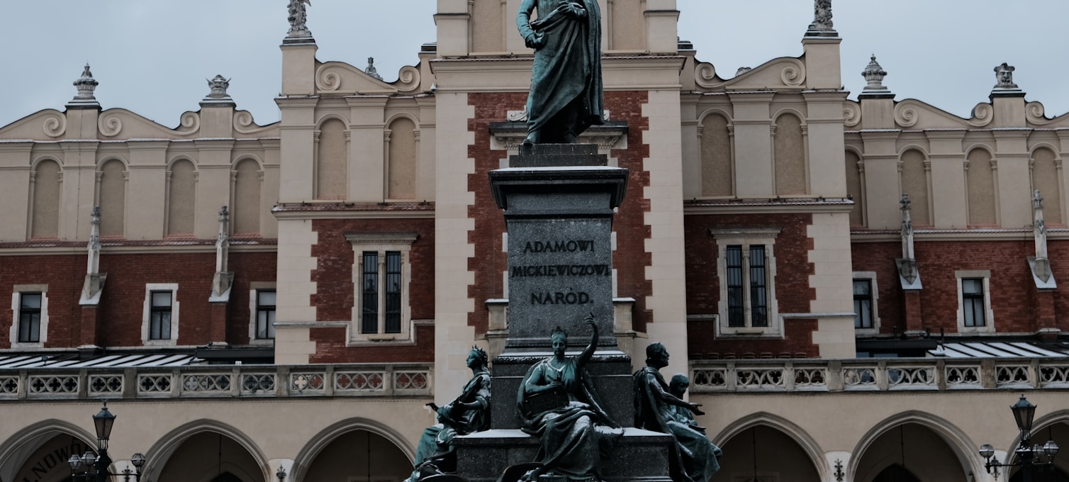 Place centrale de Cracovie, Rynek Główny, en hiver avec lampions et touristes