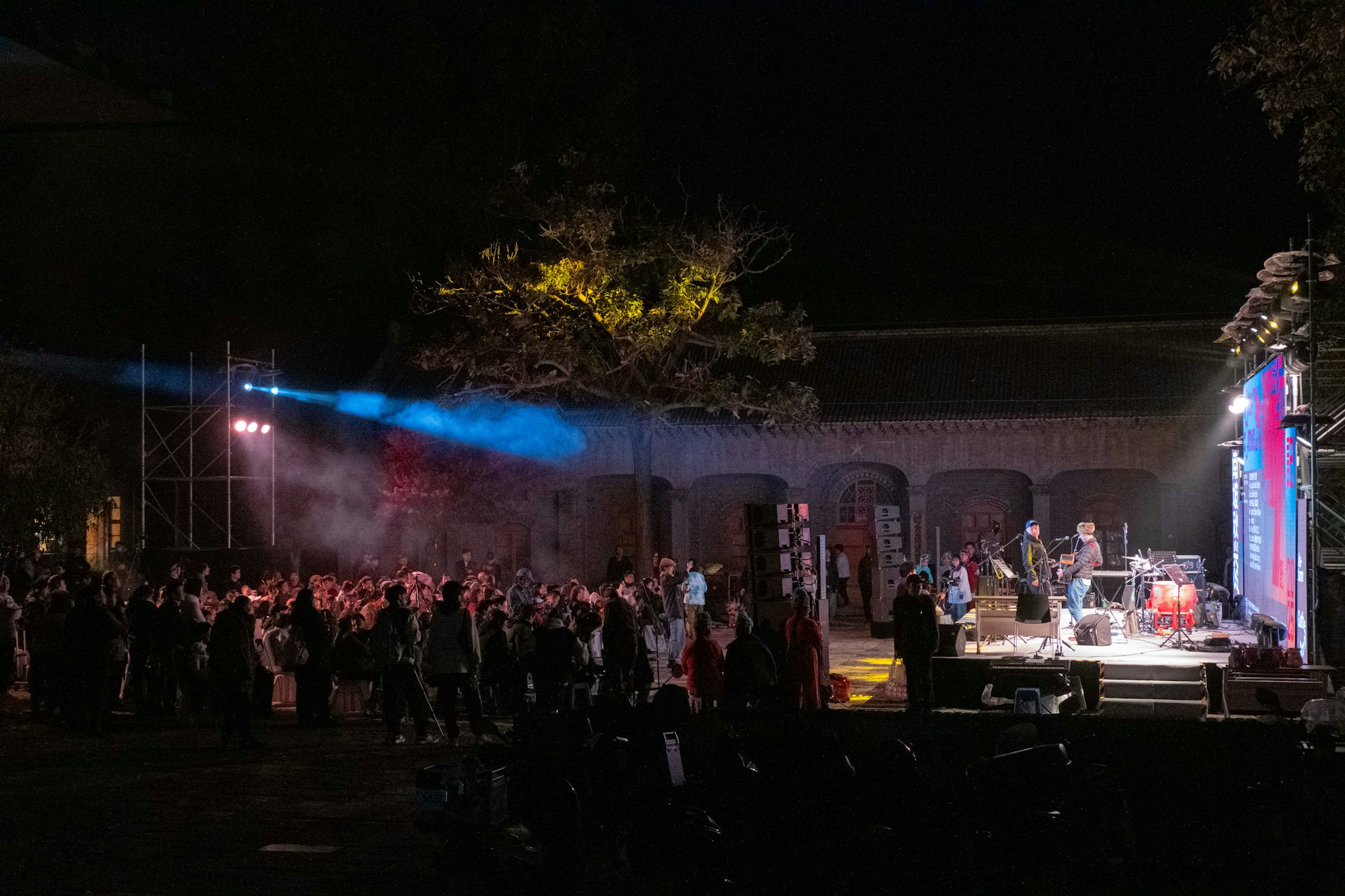 Danse contemporaine sur scène lors d'un festival de théâtre en plein air, France