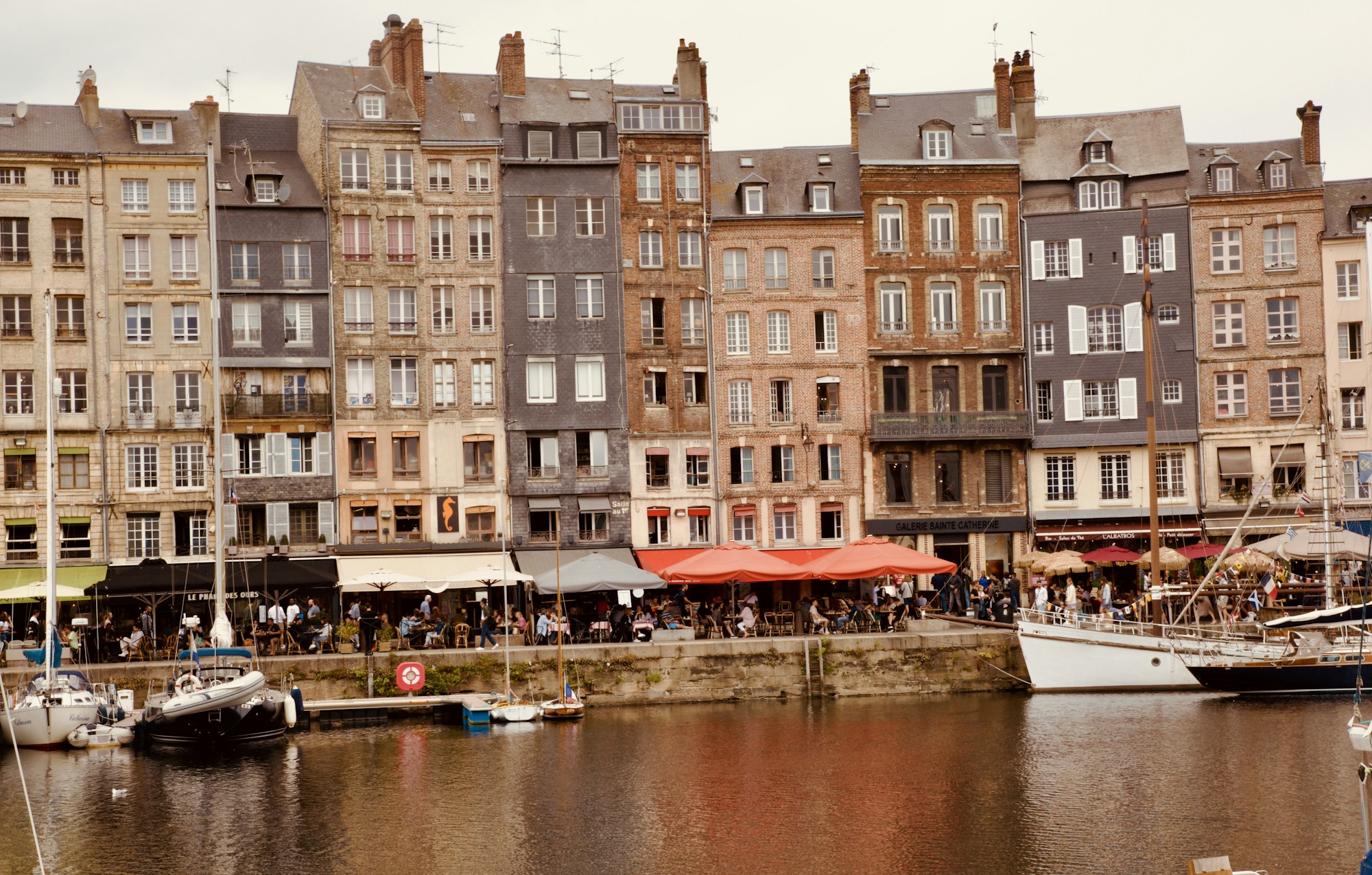 Village côtier normand avec maisons colorées et port