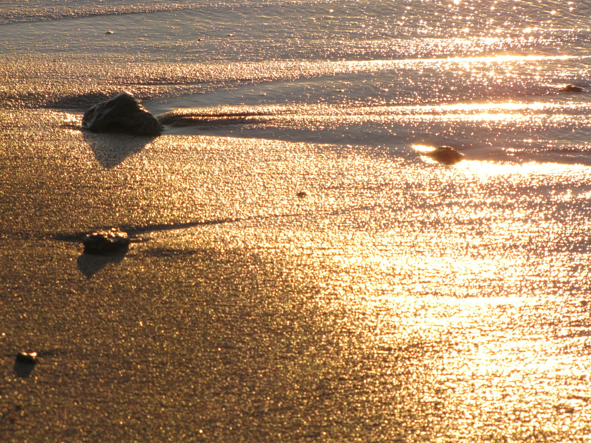 Plage de sable normande avec mer calme et ciel nuageux