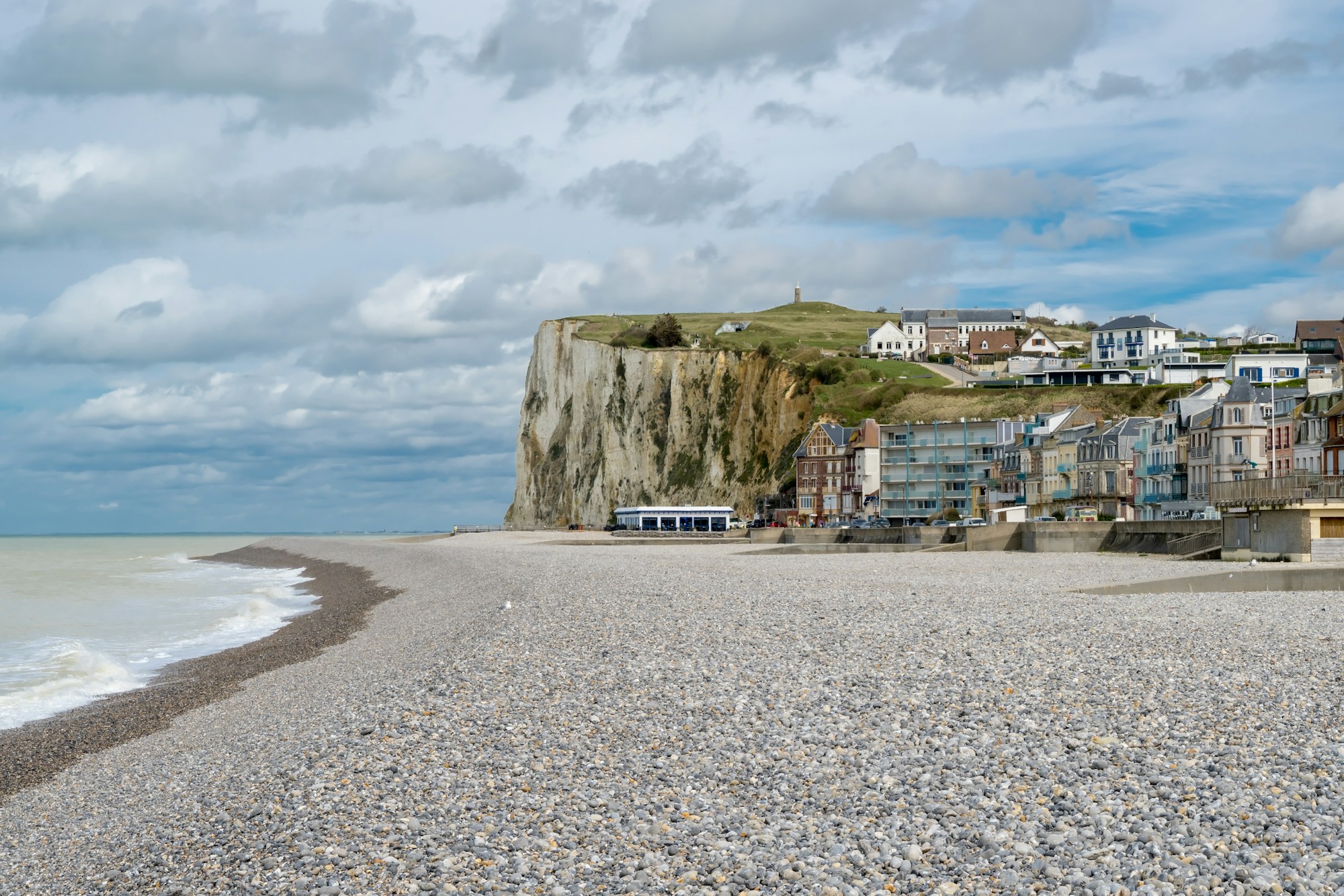 Côte normande avec plage de sable fin et paysage verdoyant