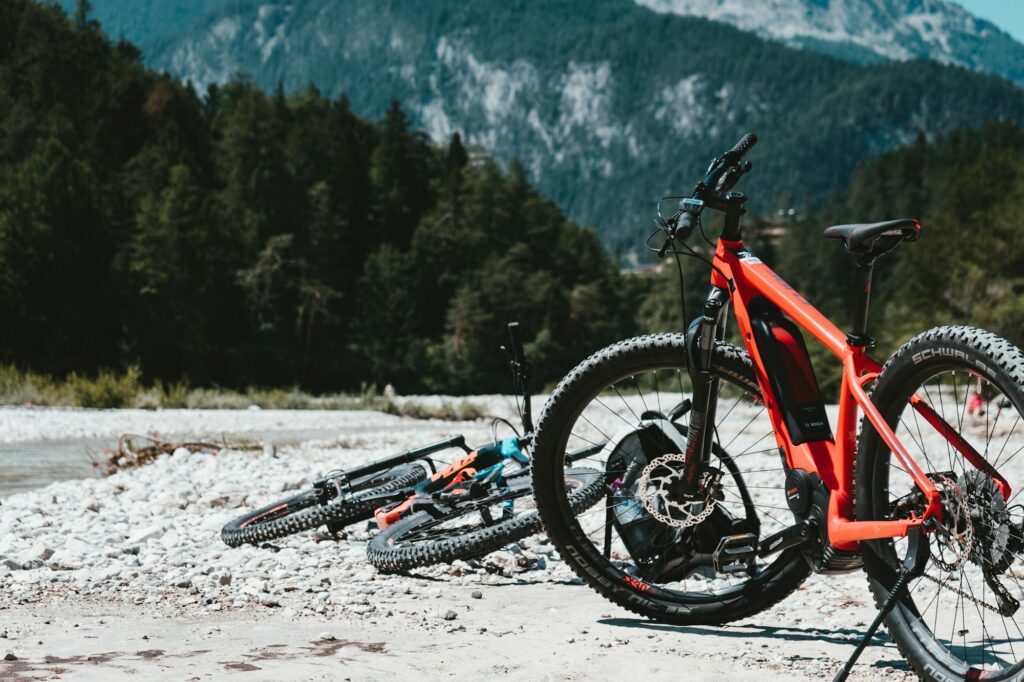Vélo électrique en bord de lac dans les Alpes autrichiennes du Salzkammergut