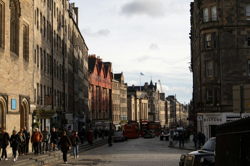 Artiste de rue se produisant devant la foule lors du Edinburgh Festival Fringe