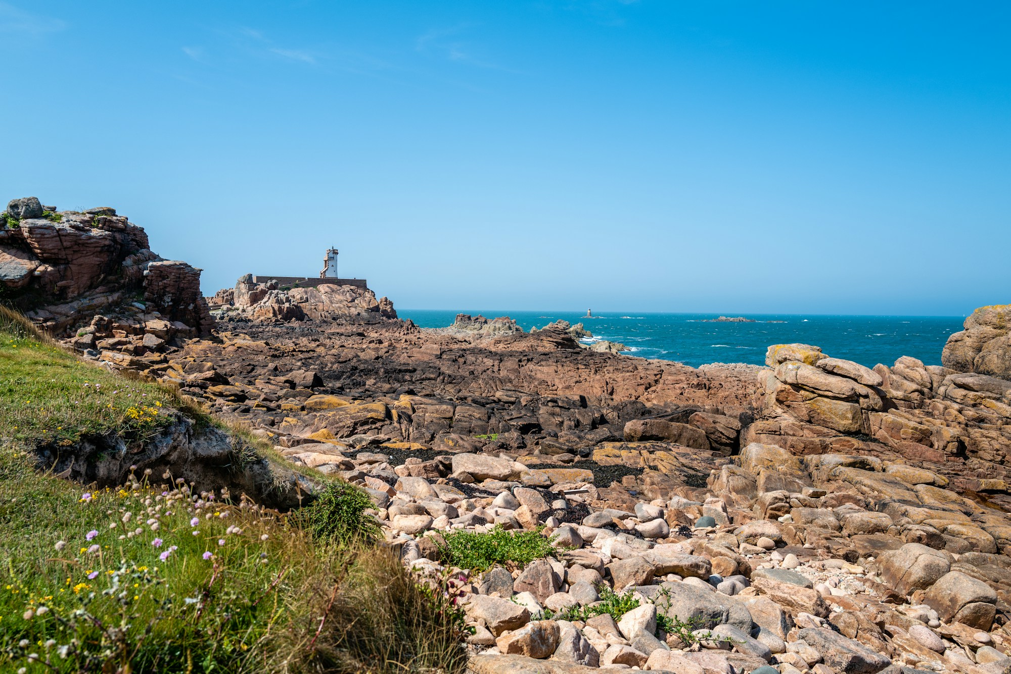 Côte de Granit Rose en Bretagne avec ses rochers roses caractéristiques et l'Atlantique