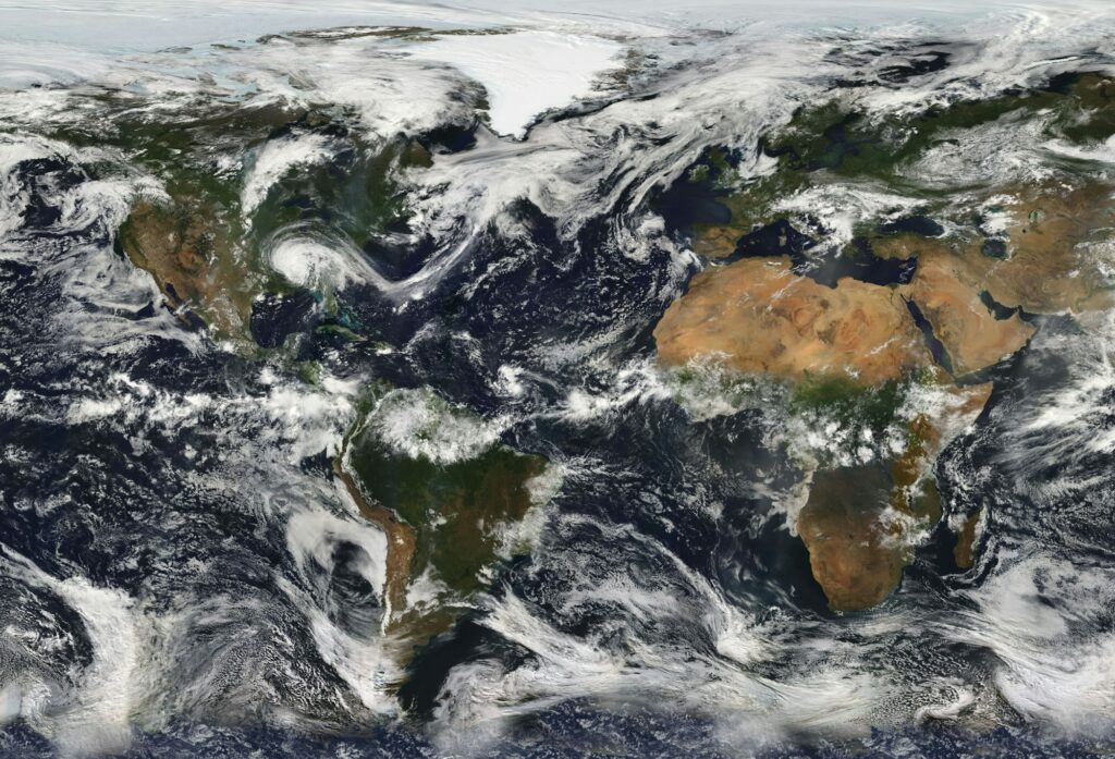 Carte mondiale illustrant les impacts d'El Nino sur les destinations de voyage en ete 2026