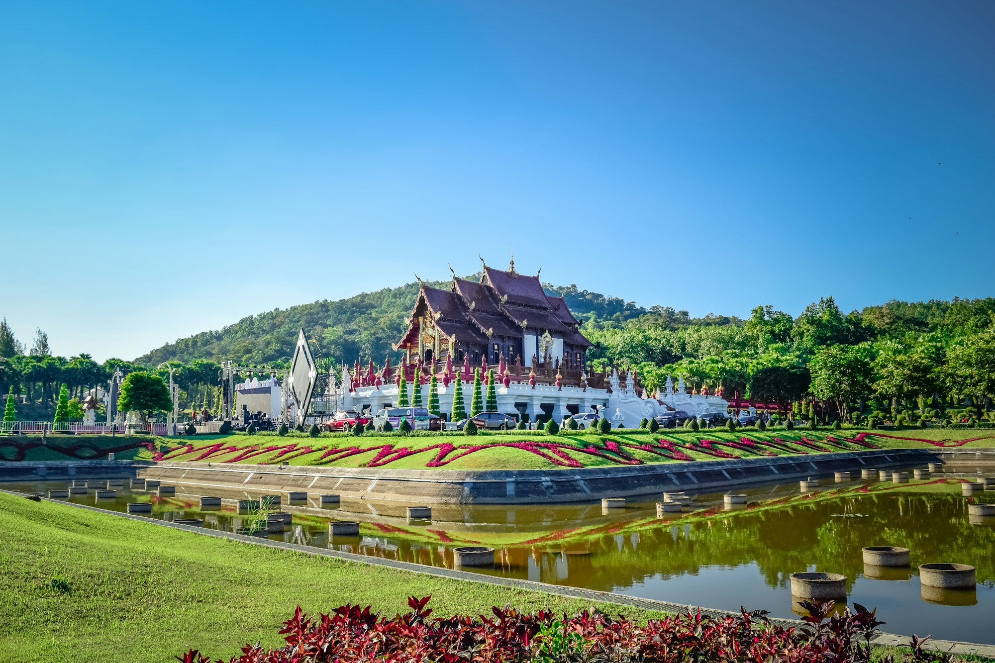 Temple sur les hauteurs de Chiang Mai en Thaïlande — altitude et fraîcheur relative en été