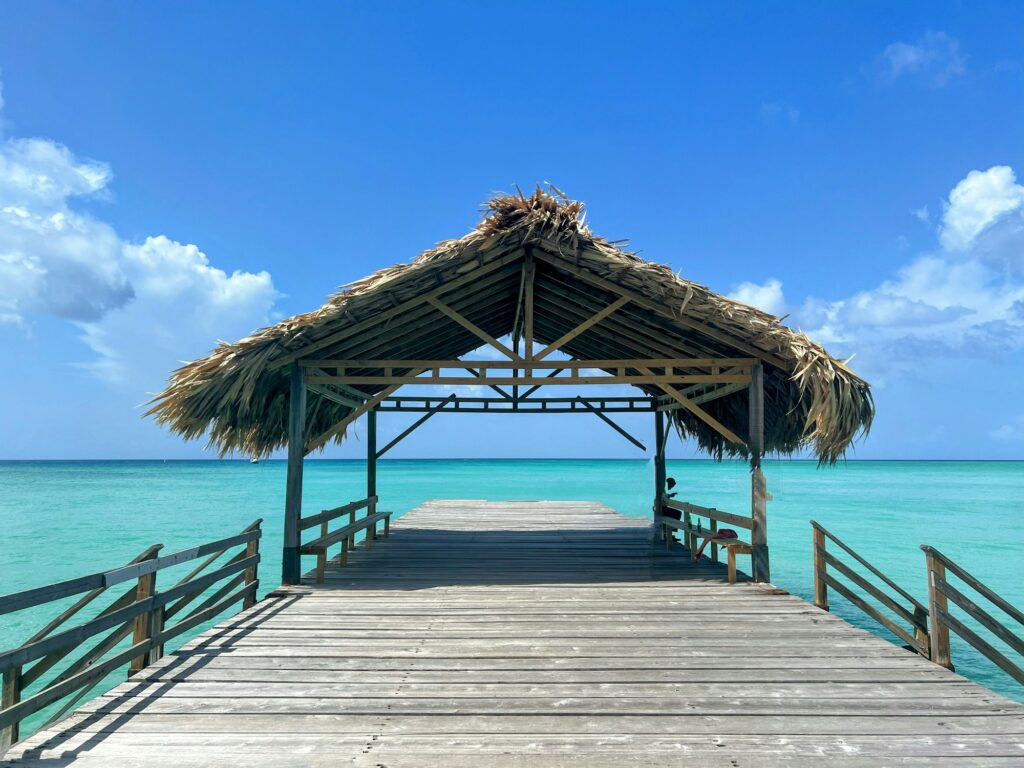 Plage caribeenne avec eau turquoise — saison cyclonique 2026 en dessous de la normale grace a El Nino