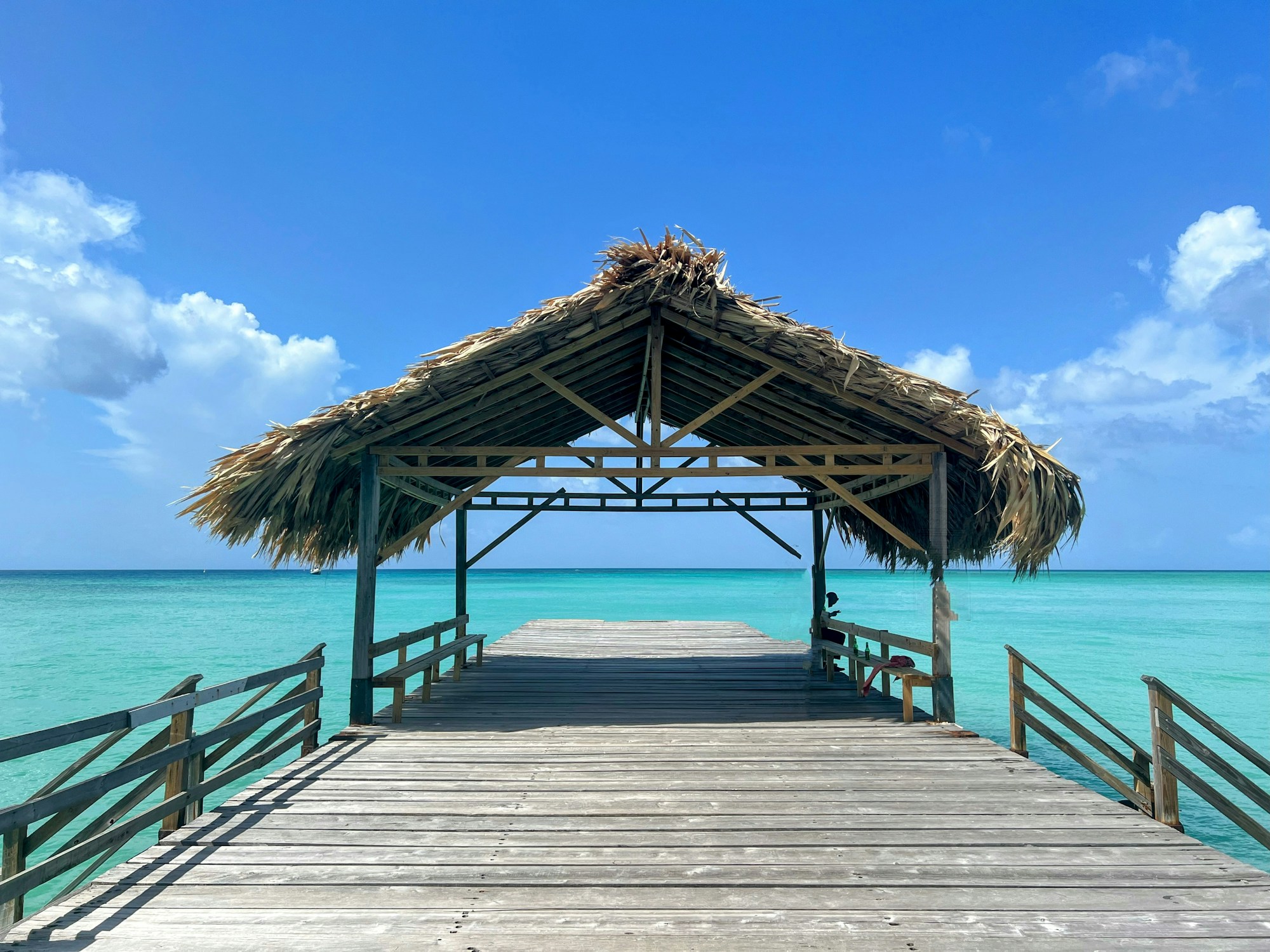 Plage caribéenne avec eau turquoise — saison cyclonique 2026 en dessous de la normale grâce à El Niño