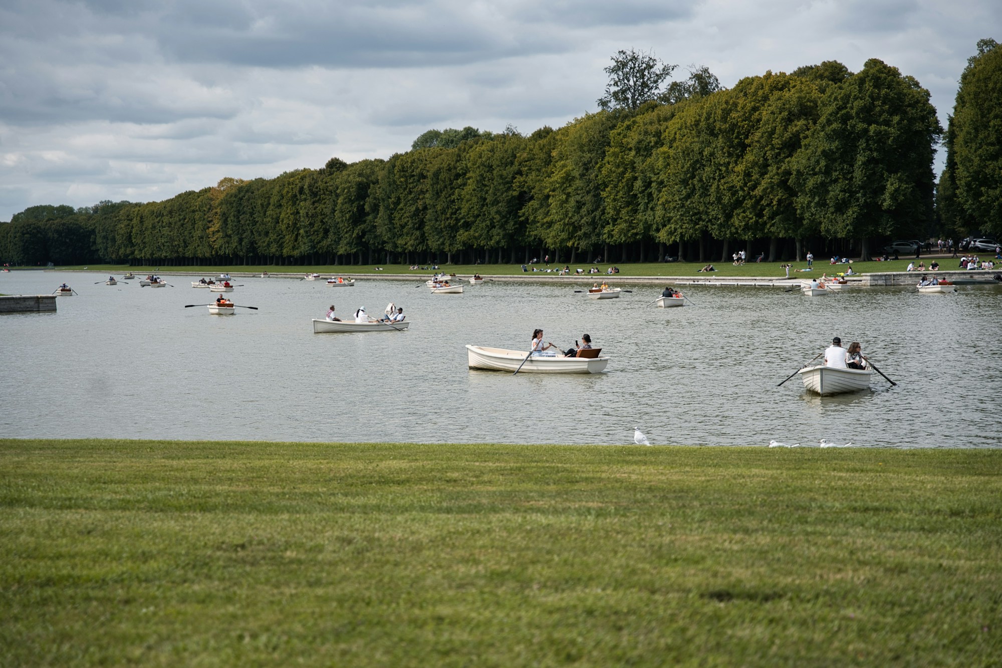 Lac naturel avec verdure entourant un espace de festival en plein air, Territoire de Belfort