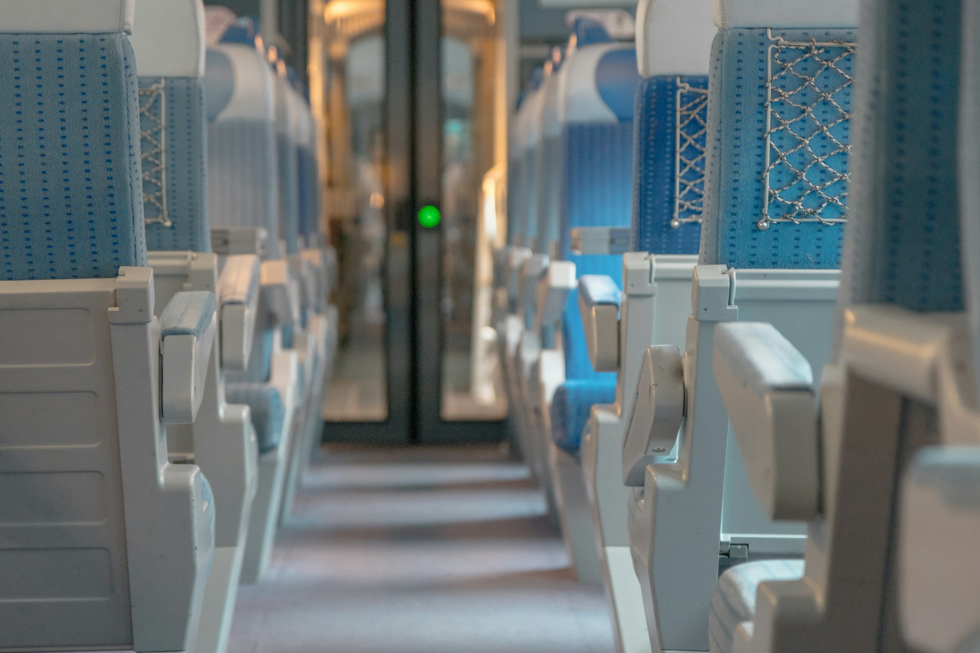Innenraum eines Nightjet-Nachtzuges von ÖBB, bequeme Liege für den Mailand-Wien-Abschnitt