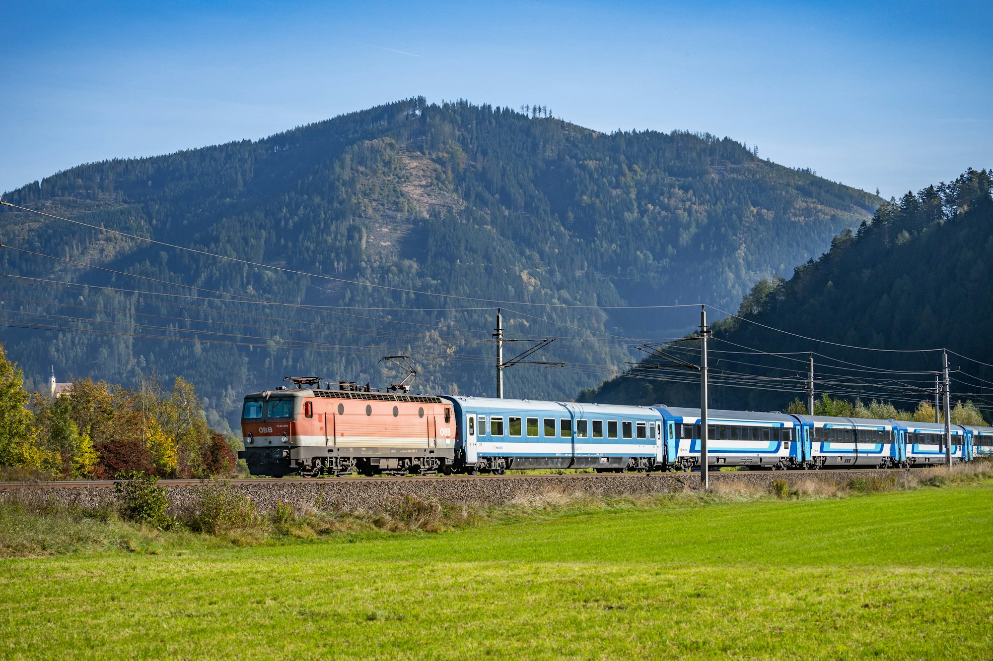 ÖBB Railjet fährt durch die österreichischen Alpen, Zürich-Wien-Linie für den Eurovision 2026