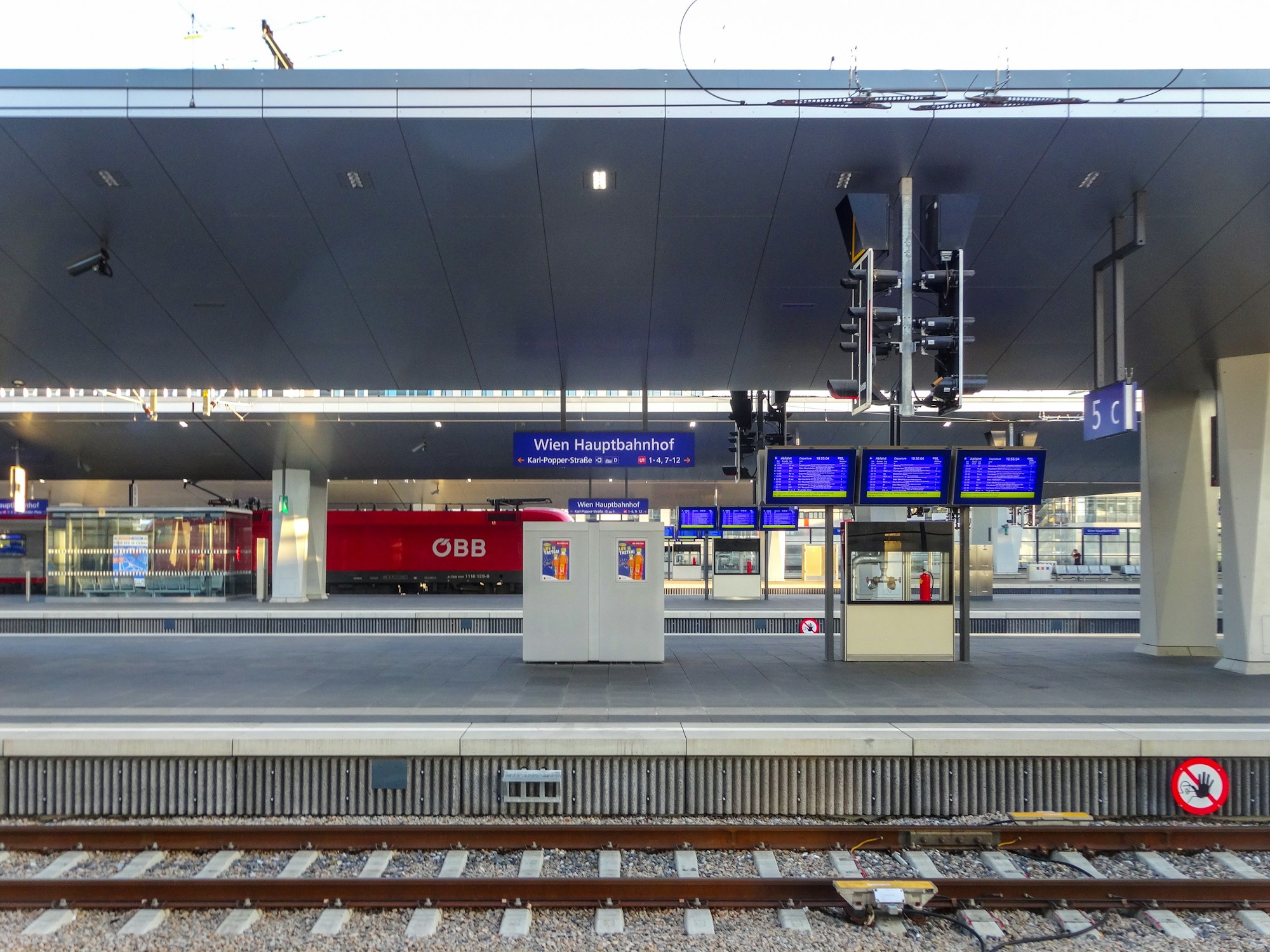 City Airport Train CAT in blau am Bahnhof Wien Mitte, Direktverbindung Flughafen Wien in 16 Minuten
