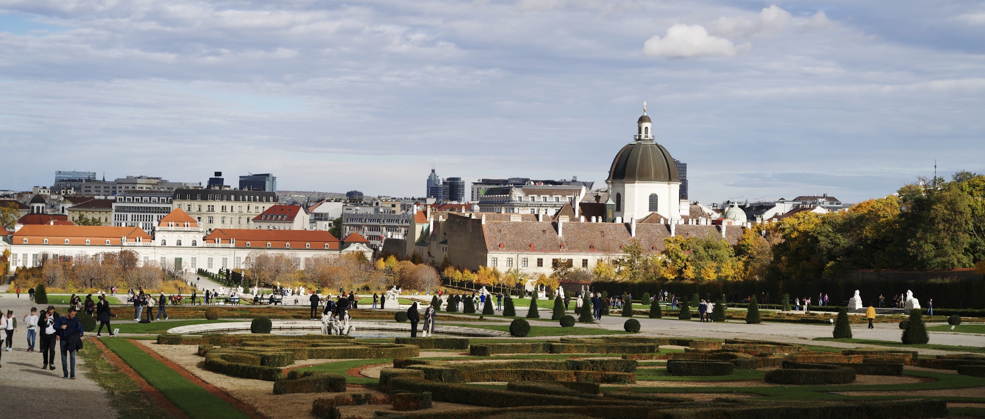 Vienne au printemps, foule sur une place en plein air sous le soleil de mai