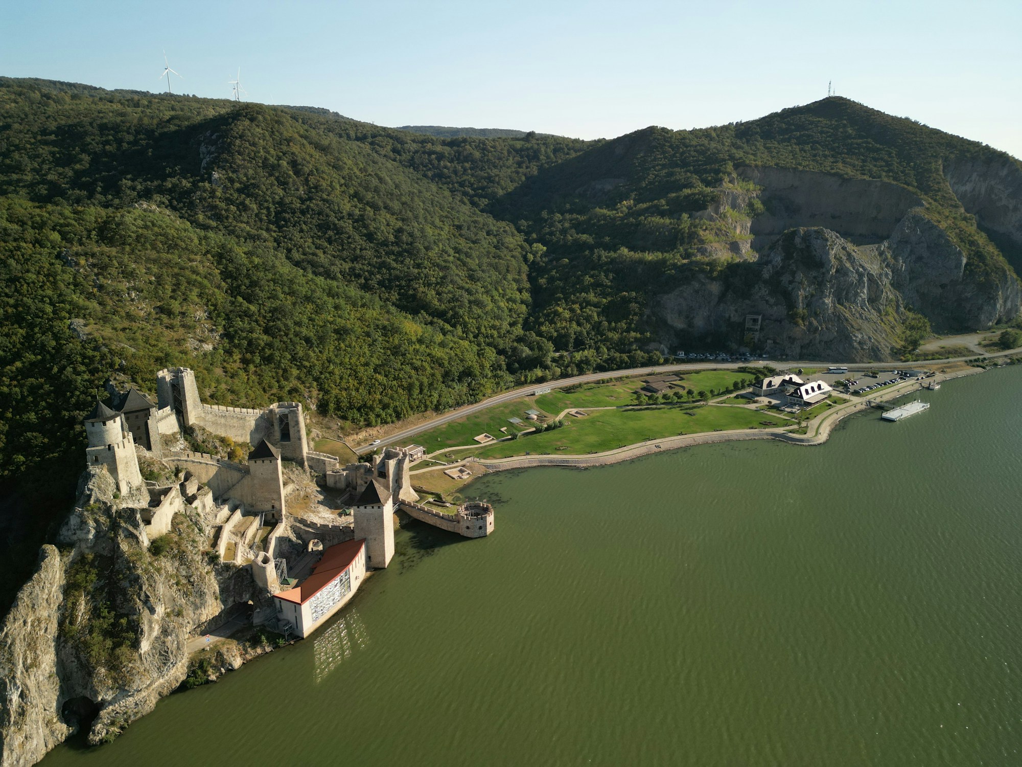 Forteresse sur les rives du Danube en Serbie, architecture historique baroque