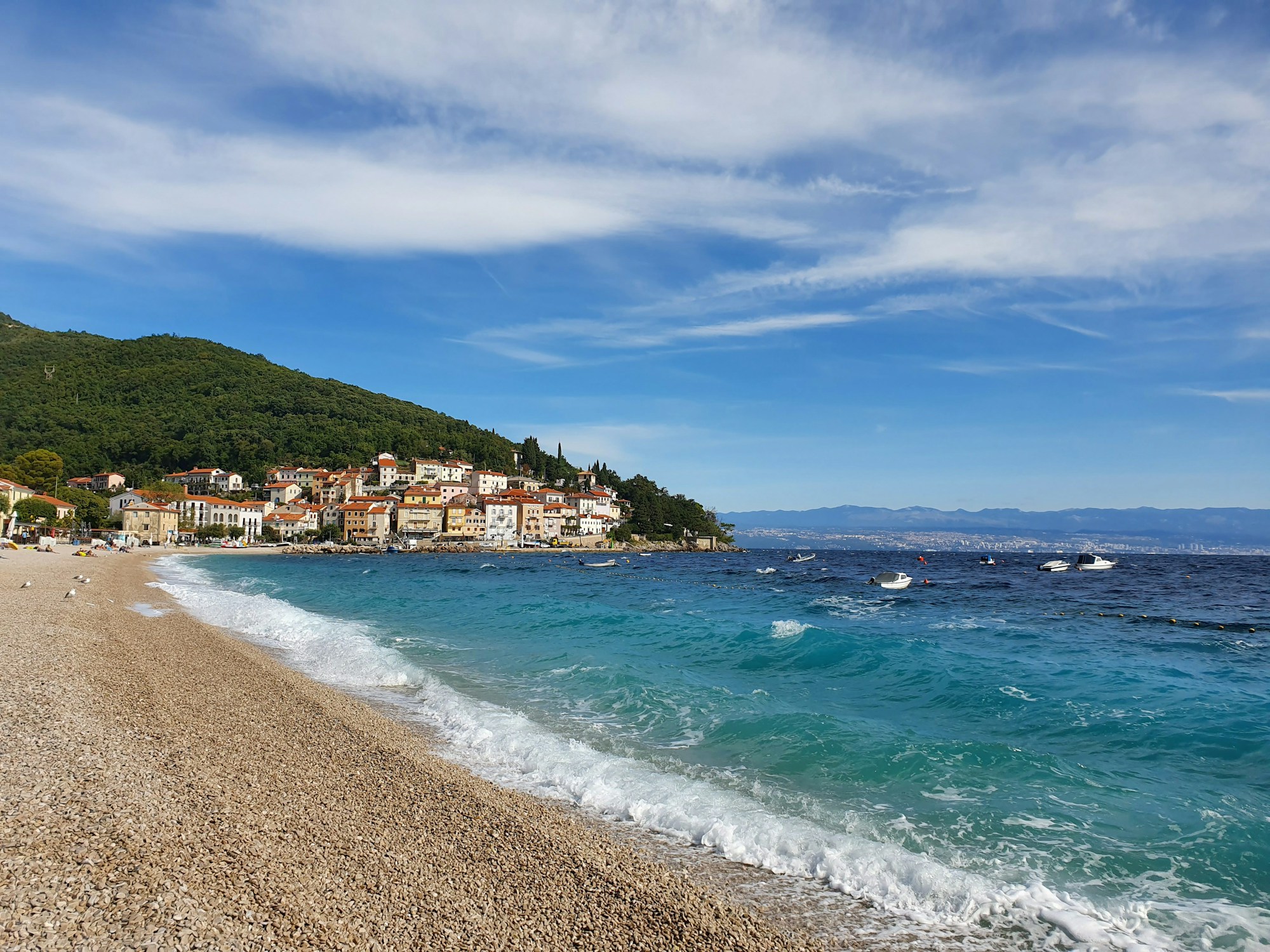 Plage adriatique au Monténégro avec eau turquoise et sable doré en été