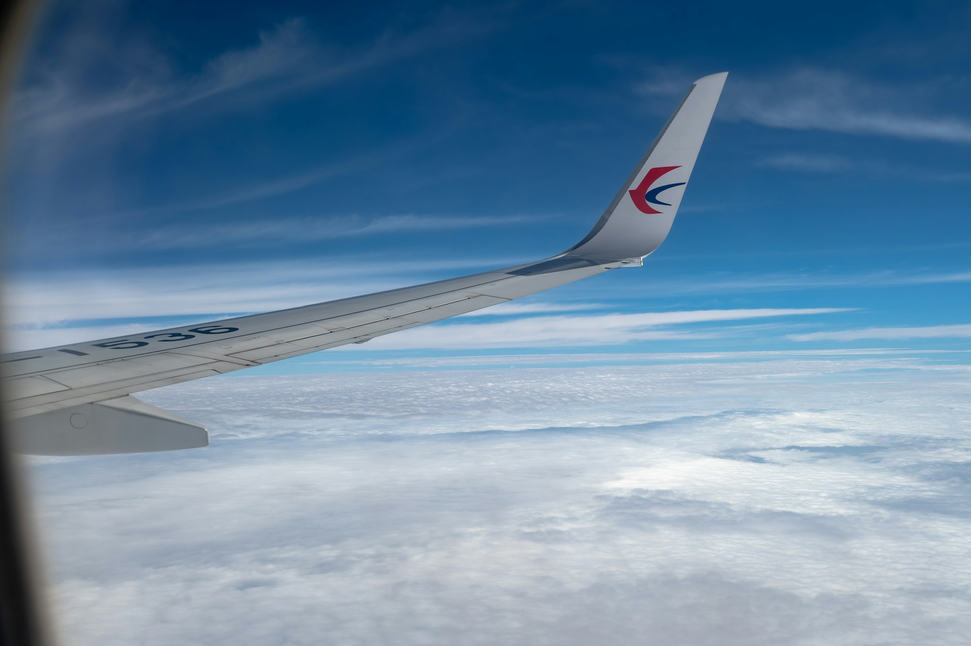 Aile d'avion dans les nuages lors d'un vol vers les Balkans