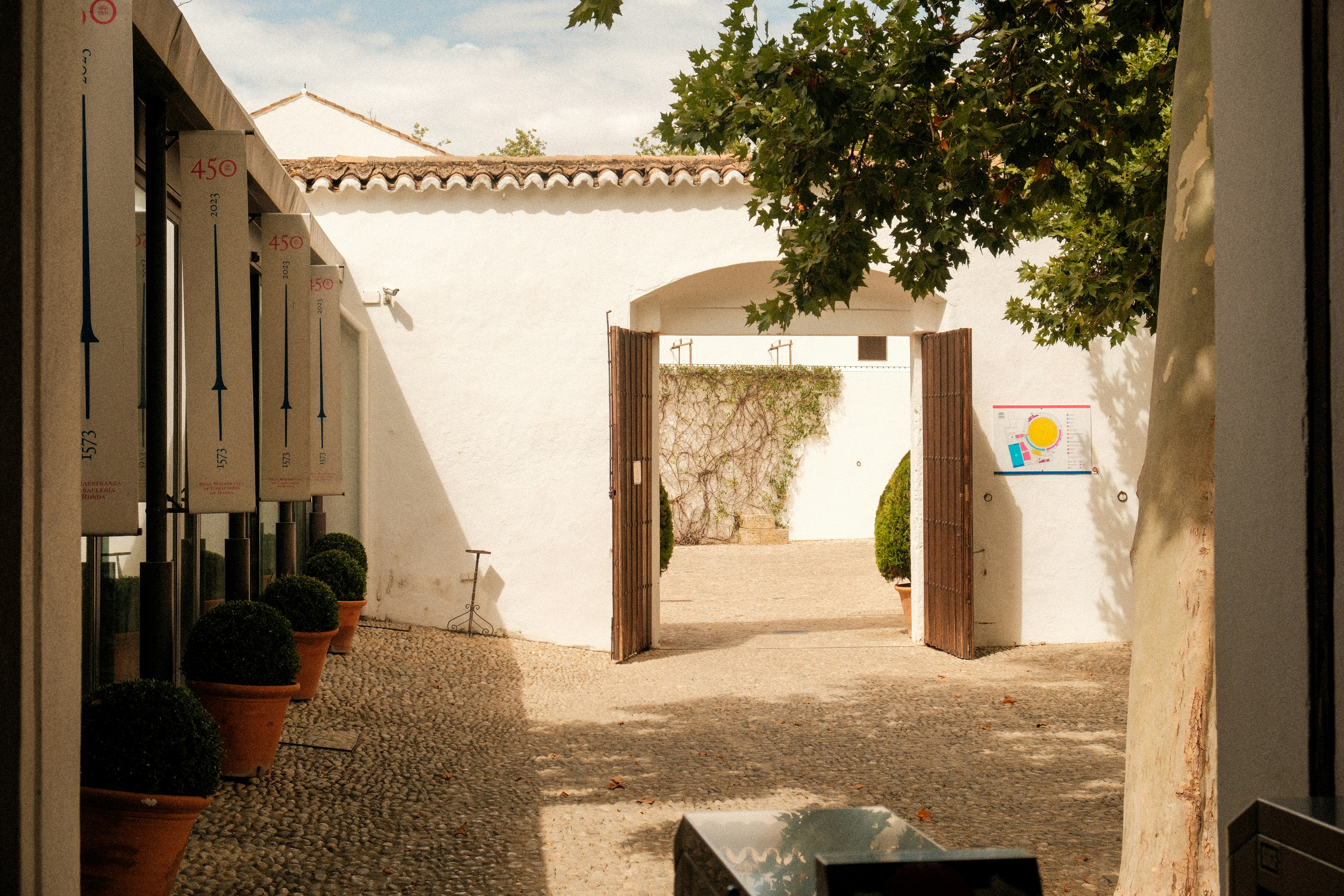 Patio à murs blancs et porte ouverte dans un hébergement typique de l'Andalousie