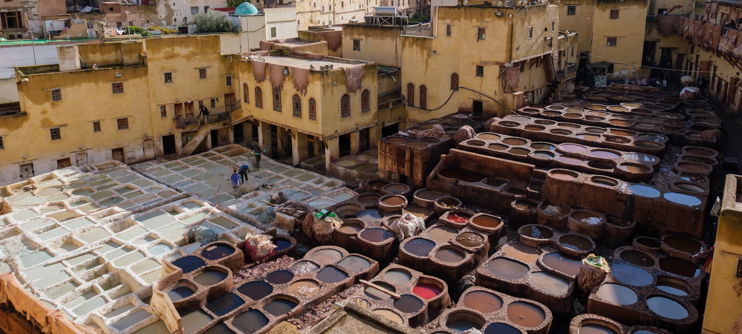 Artisan de la médina de Fès travaillant dans son atelier — poterie et zellige traditionnels