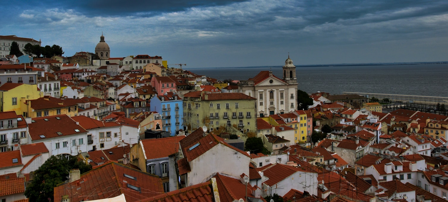 Ruelles illuminées d'Alfama pendant les Festas de Santo António à Lisbonne