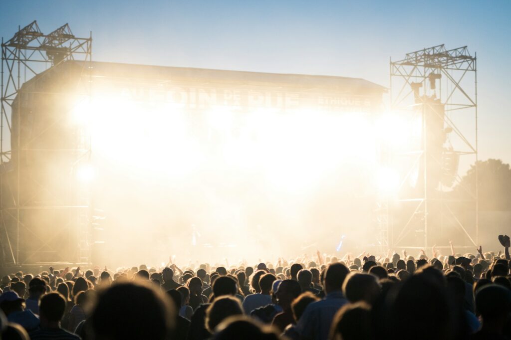 Scène de concert illuminée en plein air lors d'un festival de musique d'été en France