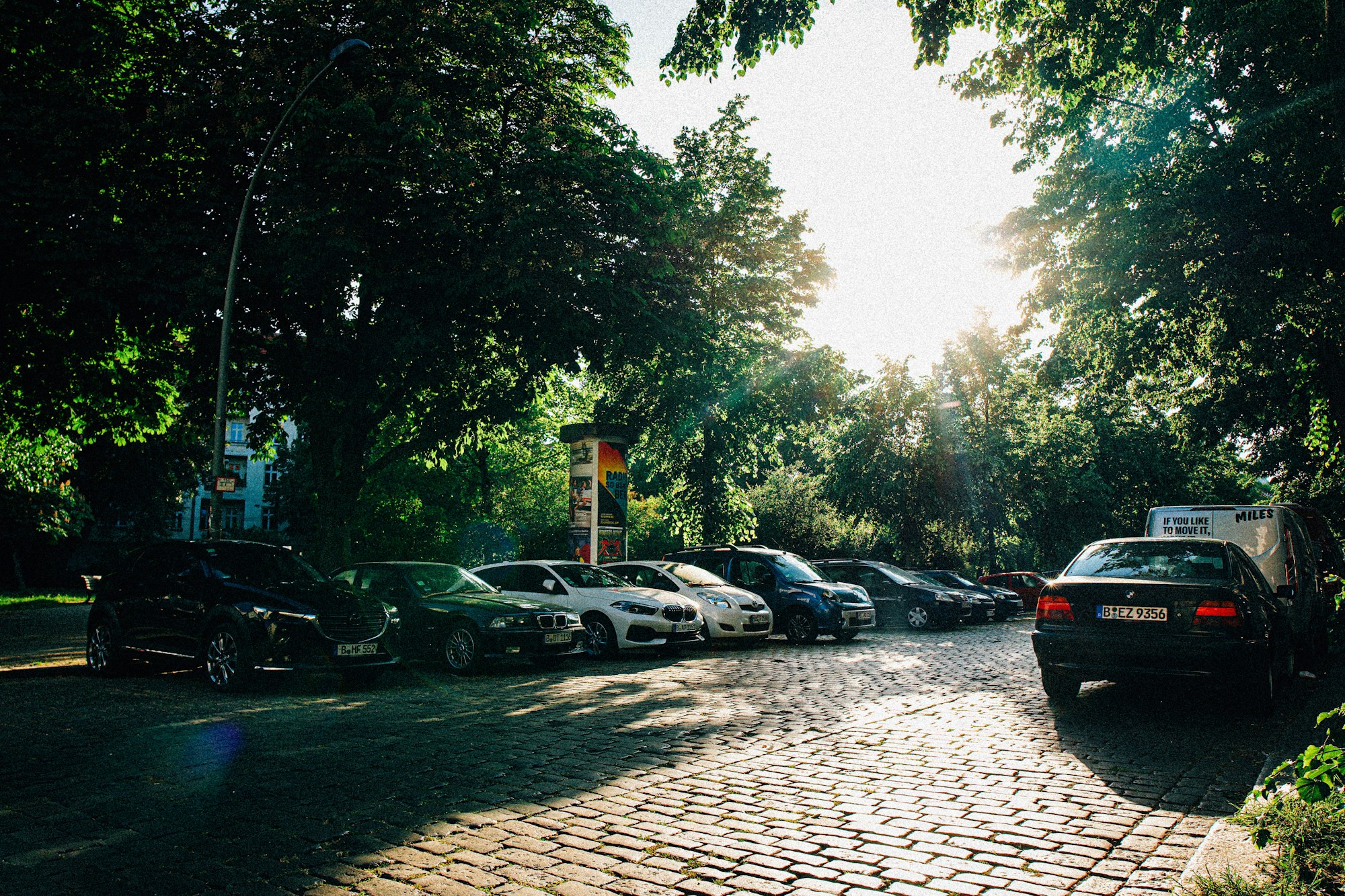 Rue animée de Berlin avec performances musicales en plein air