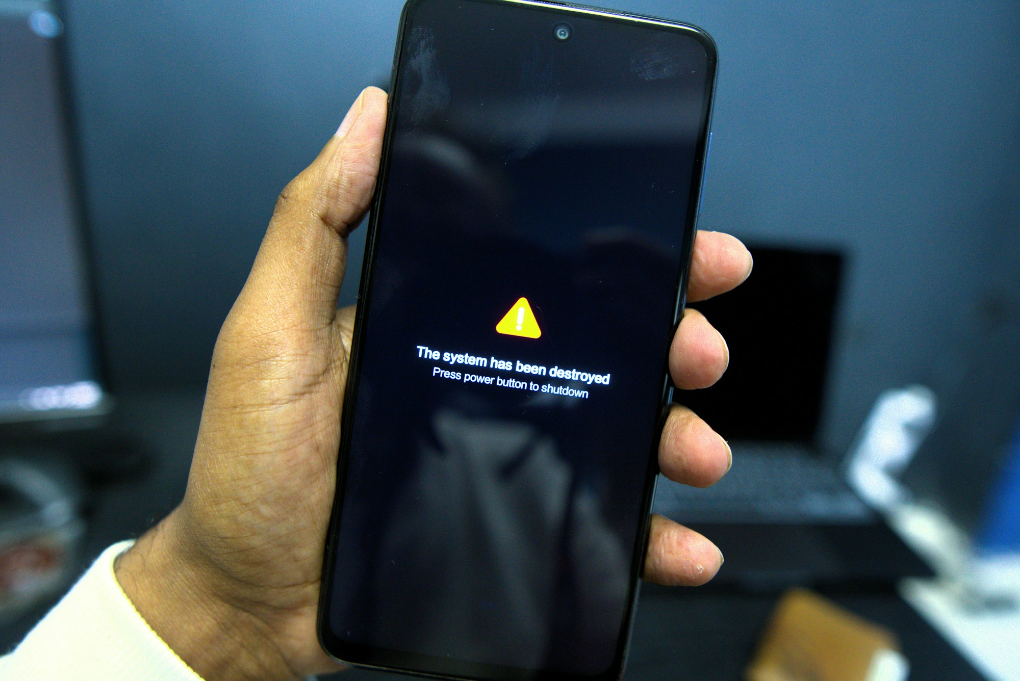 Smartphone affichant une alerte de sécurité — risque d'arnaque billetterie football