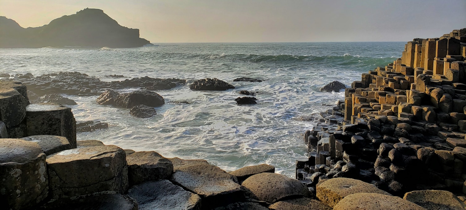 Colonnes de basalte hexagonales de la Chaussée des Géants, côte d'Antrim, Irlande du Nord