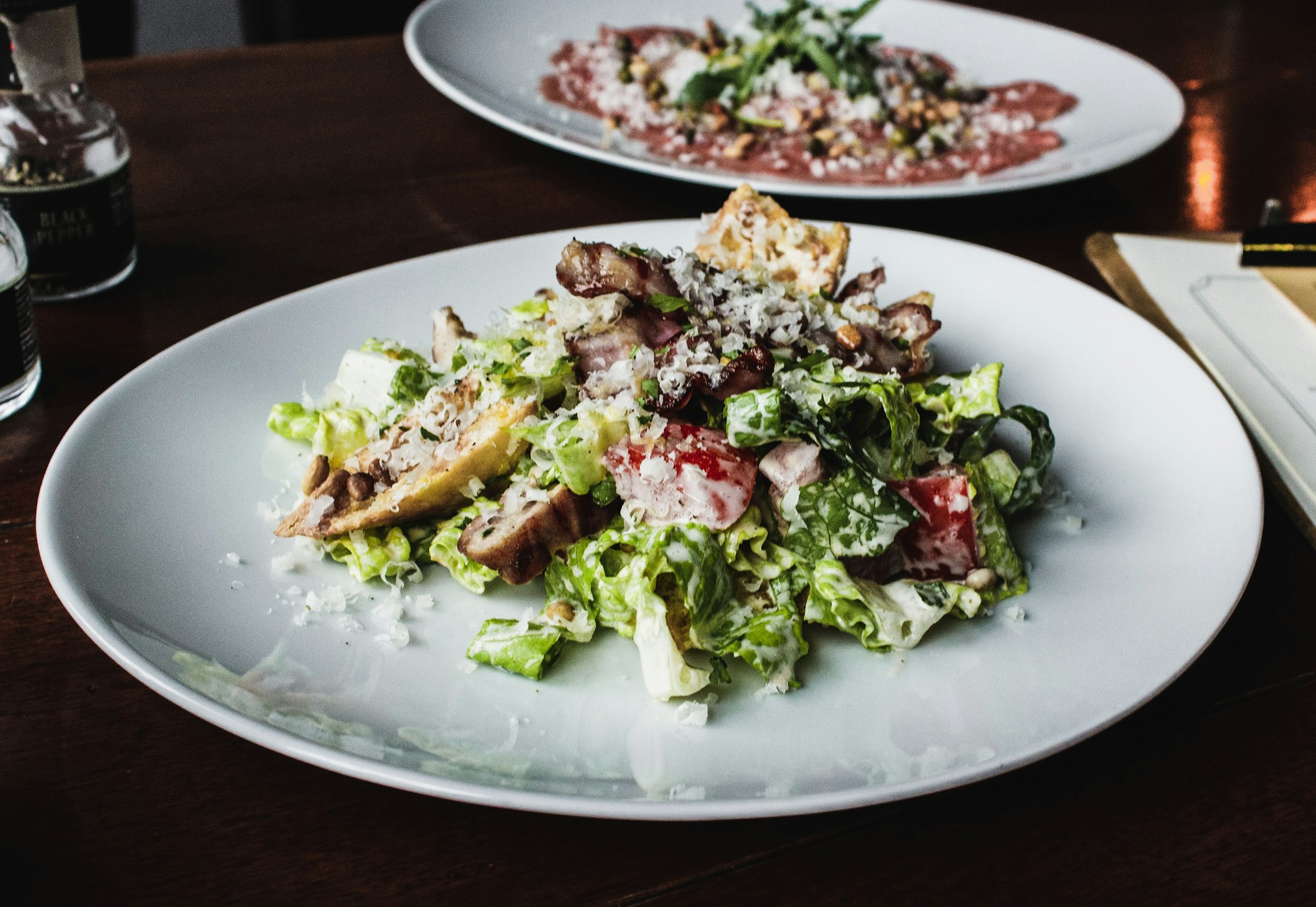 Salade Shopska et spécialités bulgares sur une table d'une taverne traditionnelle (mehana), idéal pour les spectateurs du Giro