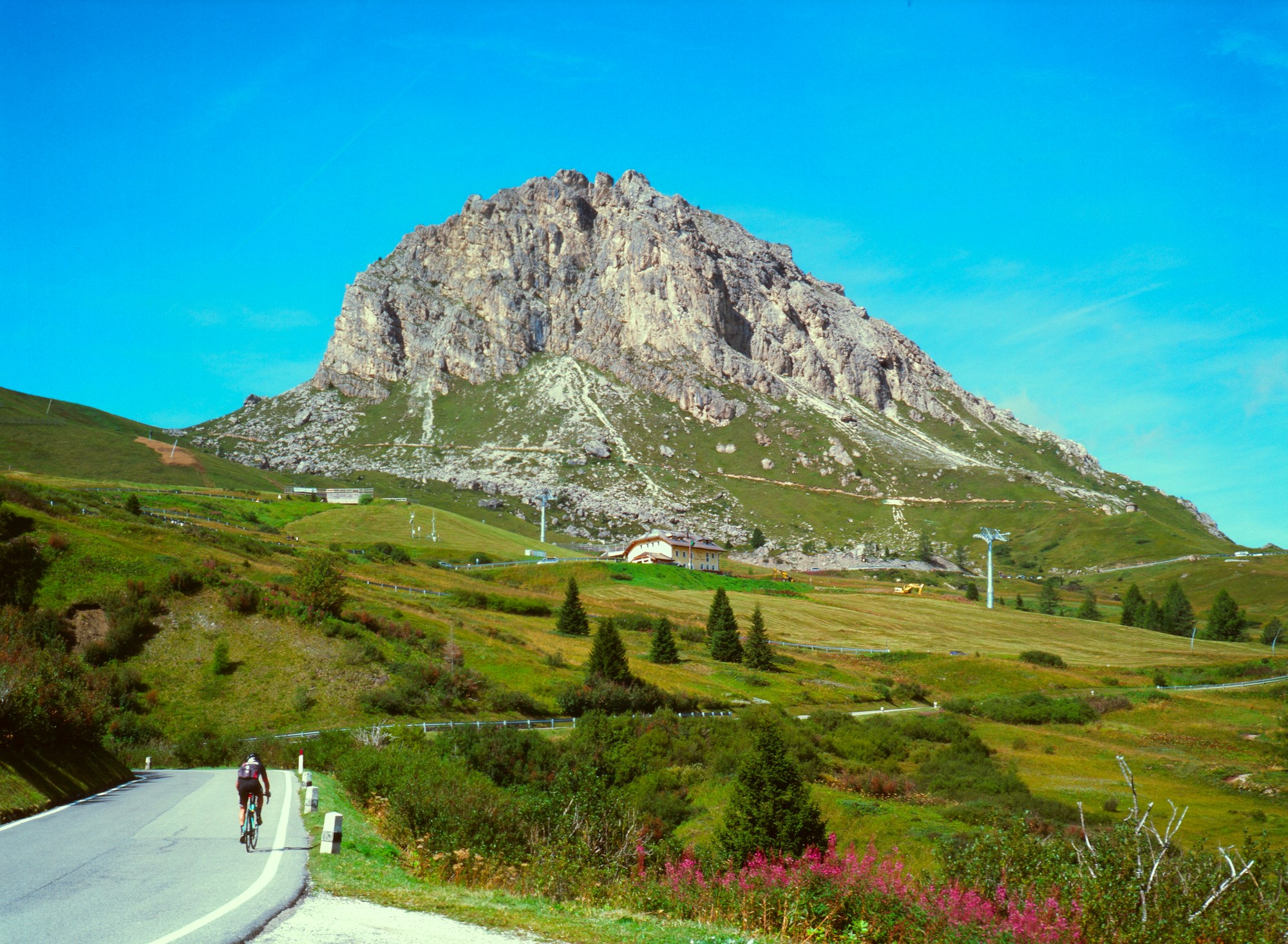 Spectateurs au bord de la route encourageant les cyclistes lors d'une montée alpine en Italie