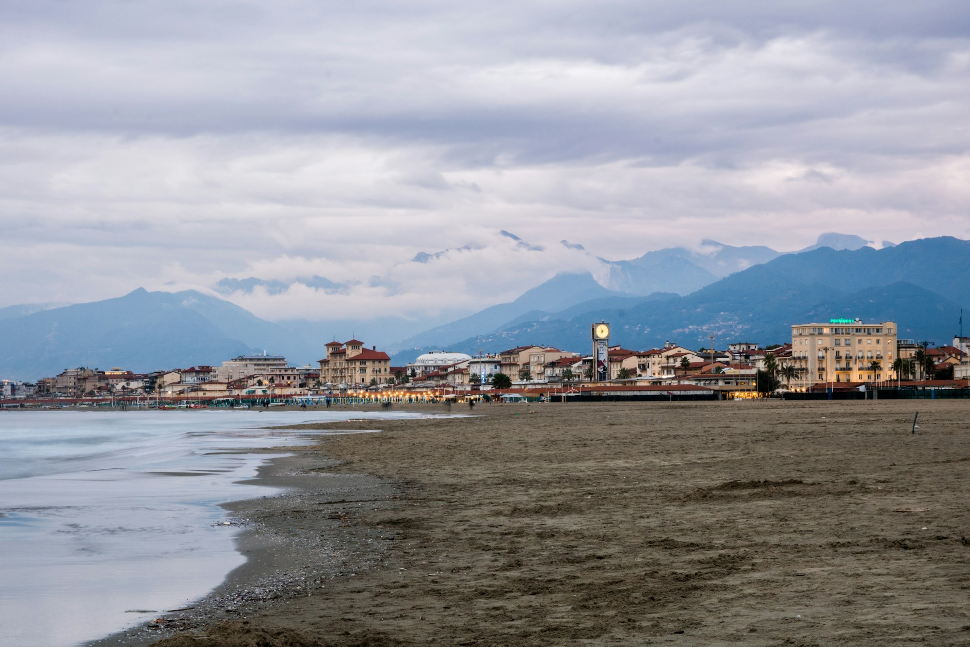 Promenade de Viareggio en Toscane, côte de la Versilia, point de départ du chrono étape 10 du Giro 2026