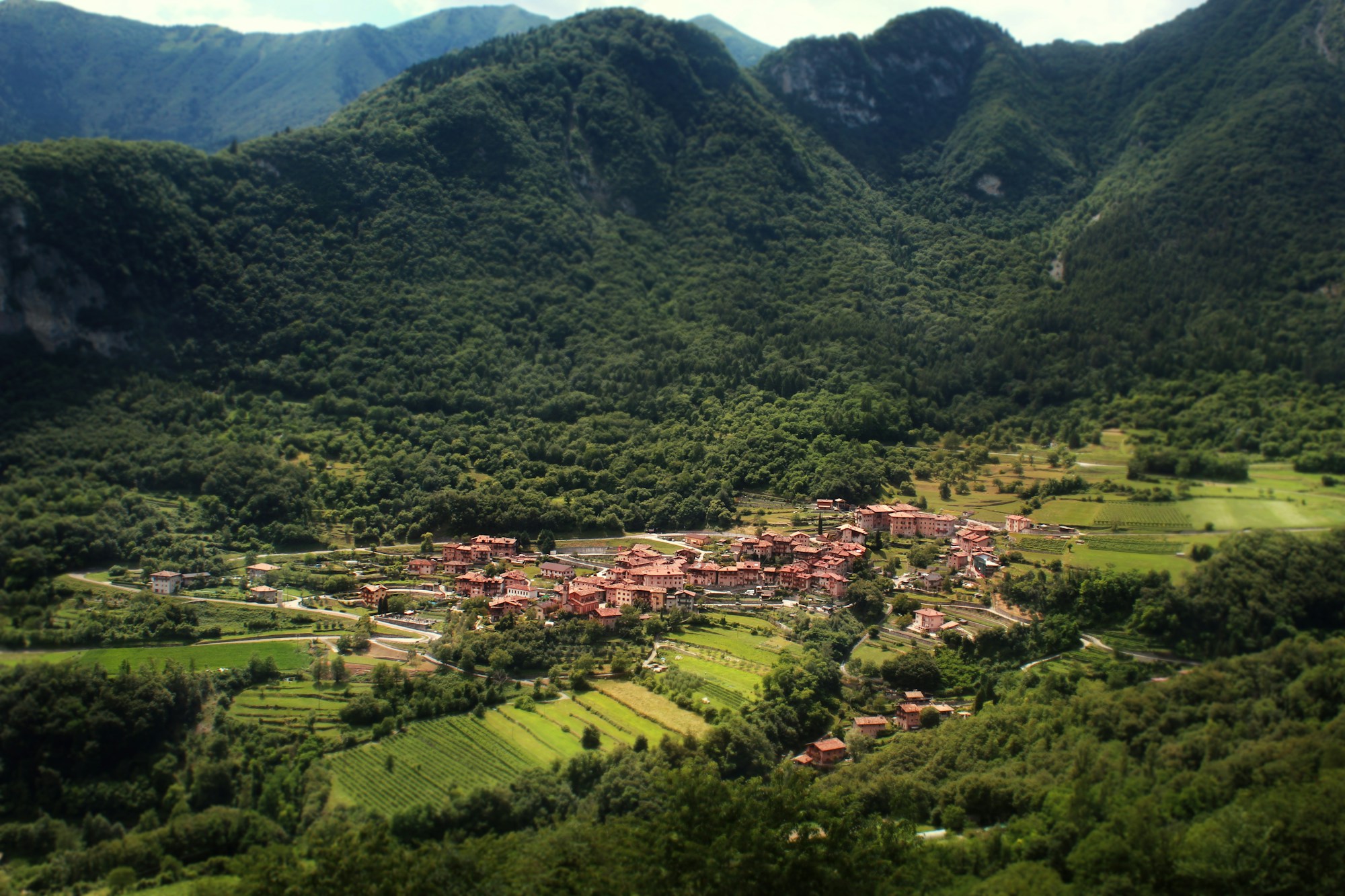 Vue sur les Alpes depuis Pordenone, base économique pour voir l'étape 20 du Giro 2026 à Piancavallo