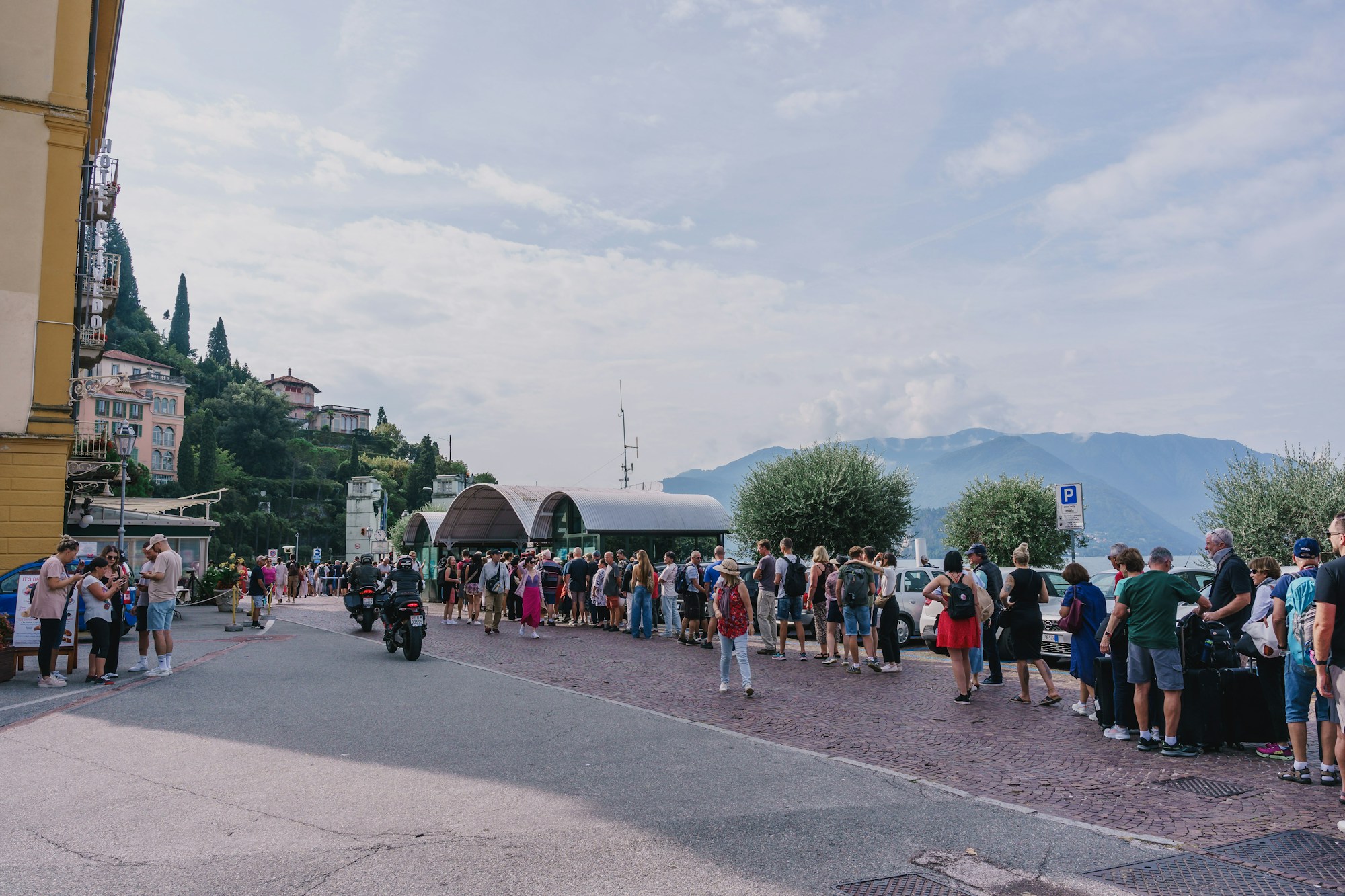 Spectateurs massés sur une route de montagne pour une étape du Giro d'Italia en Italie du Nord