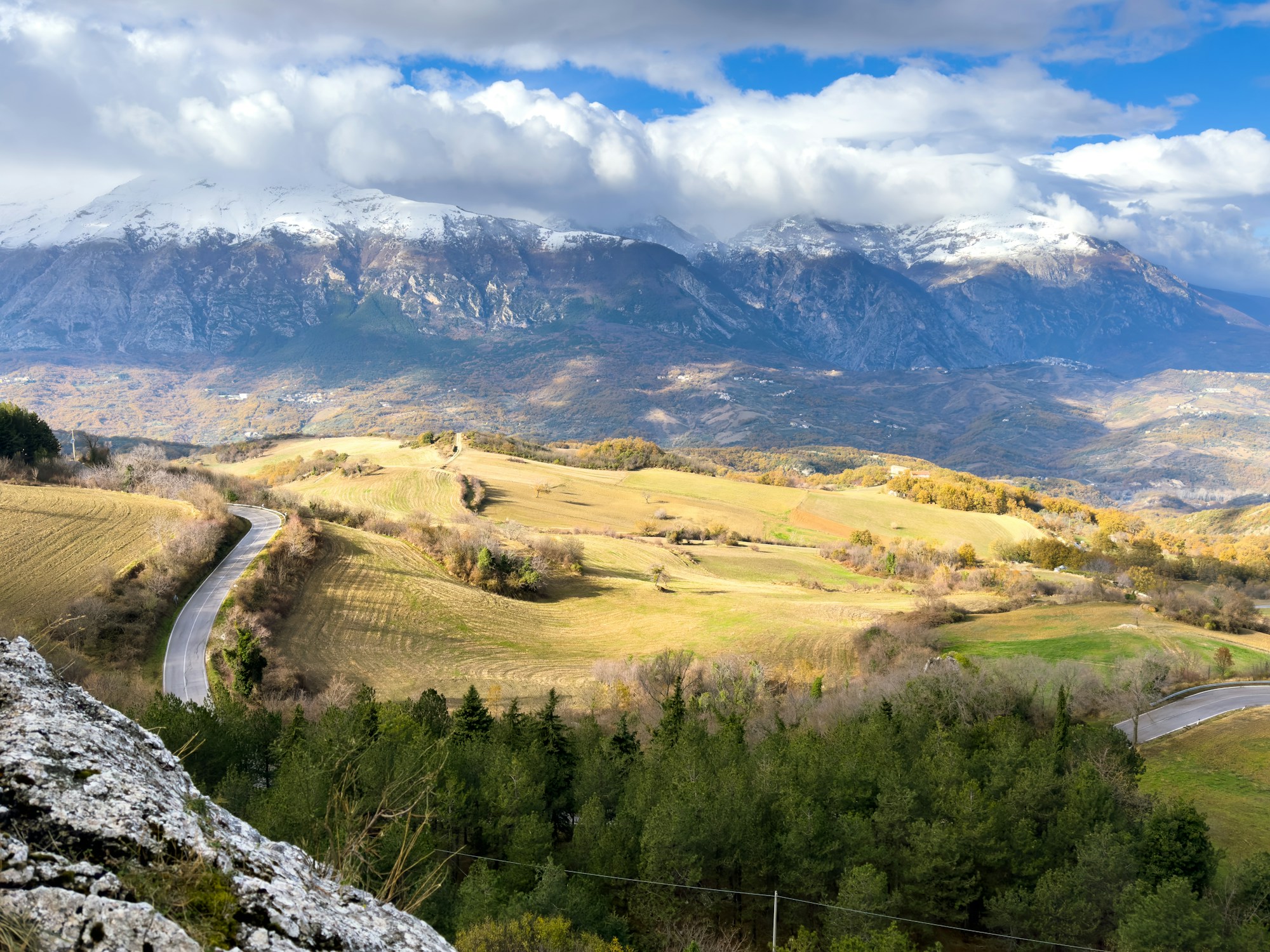 Paysage des Abruzzes avec le Majella en arrière-plan, base de départ pour le Blockhaus