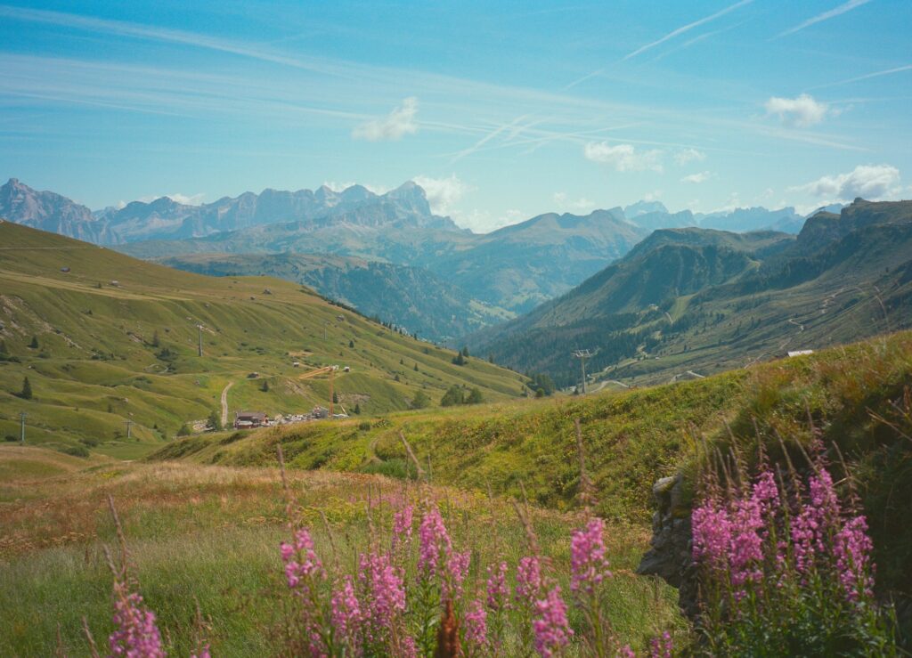Spectateurs massés sur une route de montagne des Dolomites lors du Giro d'Italia 2026